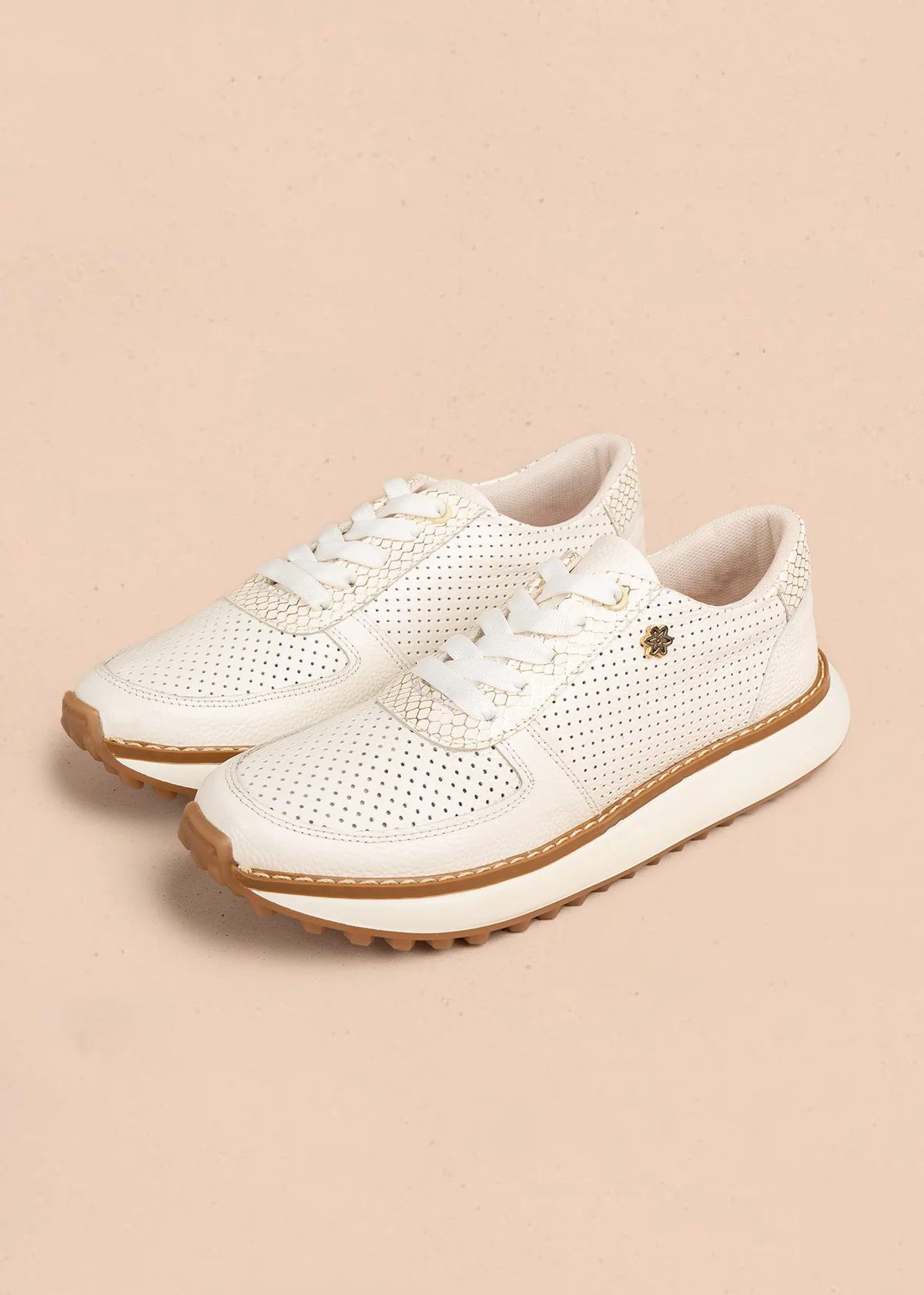Tenis casuales de cuero color talco con microperforaciones 106554 - Image 3