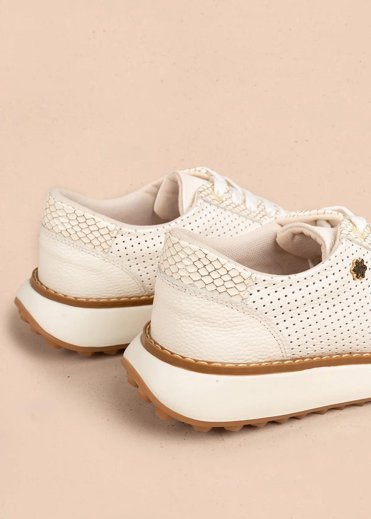 Tenis casuales de cuero color talco con microperforaciones 106554 - Image 6