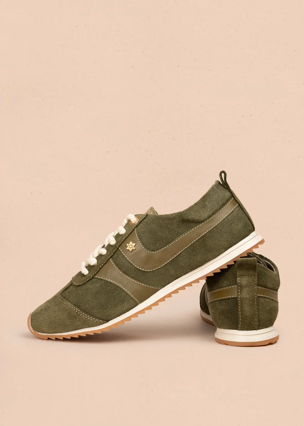 Tenis deportivos en cuero color verde con franjas y gamuza 106029 - Image 5