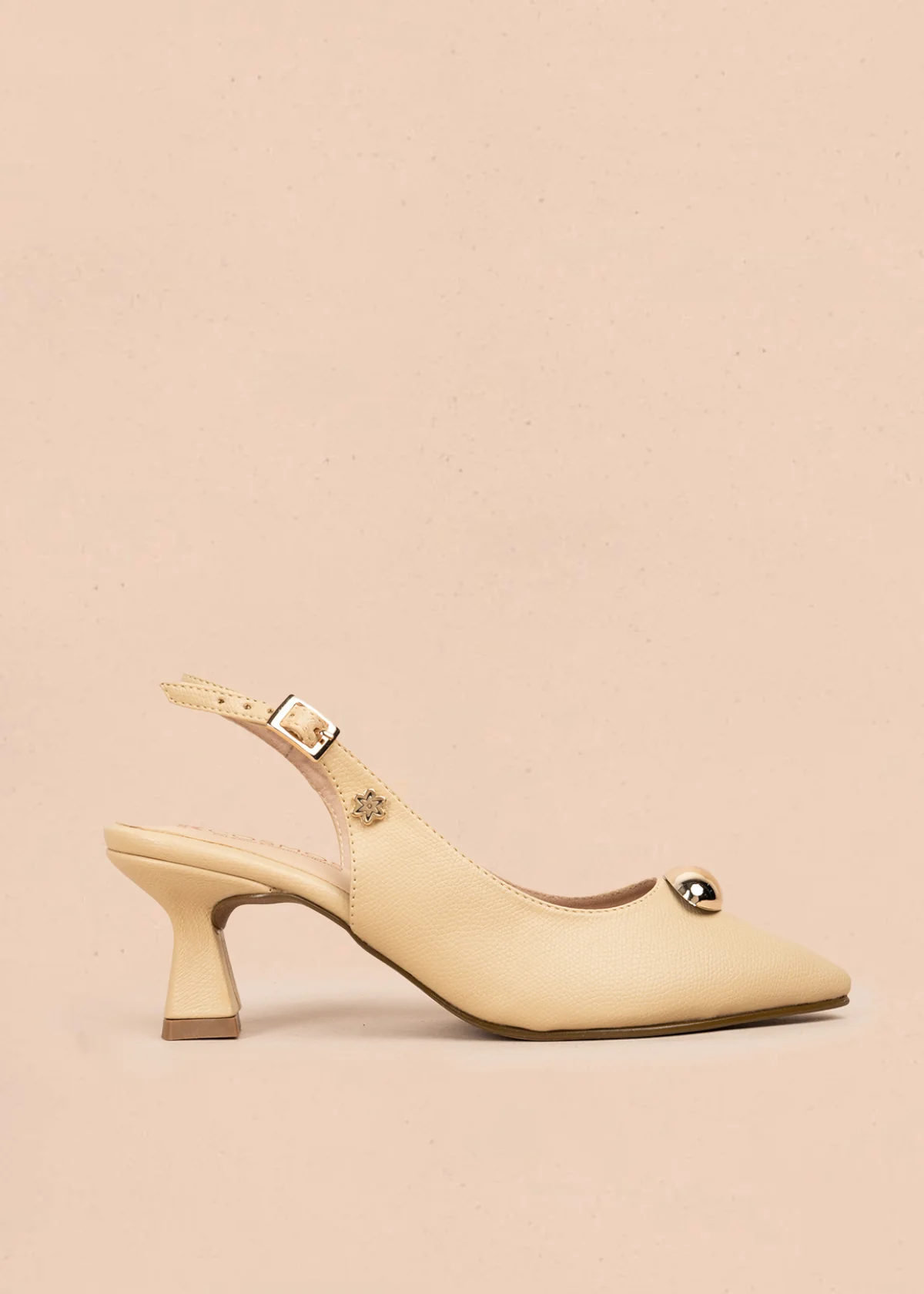 Tacones trabilla color beige con detalle metálico 106097