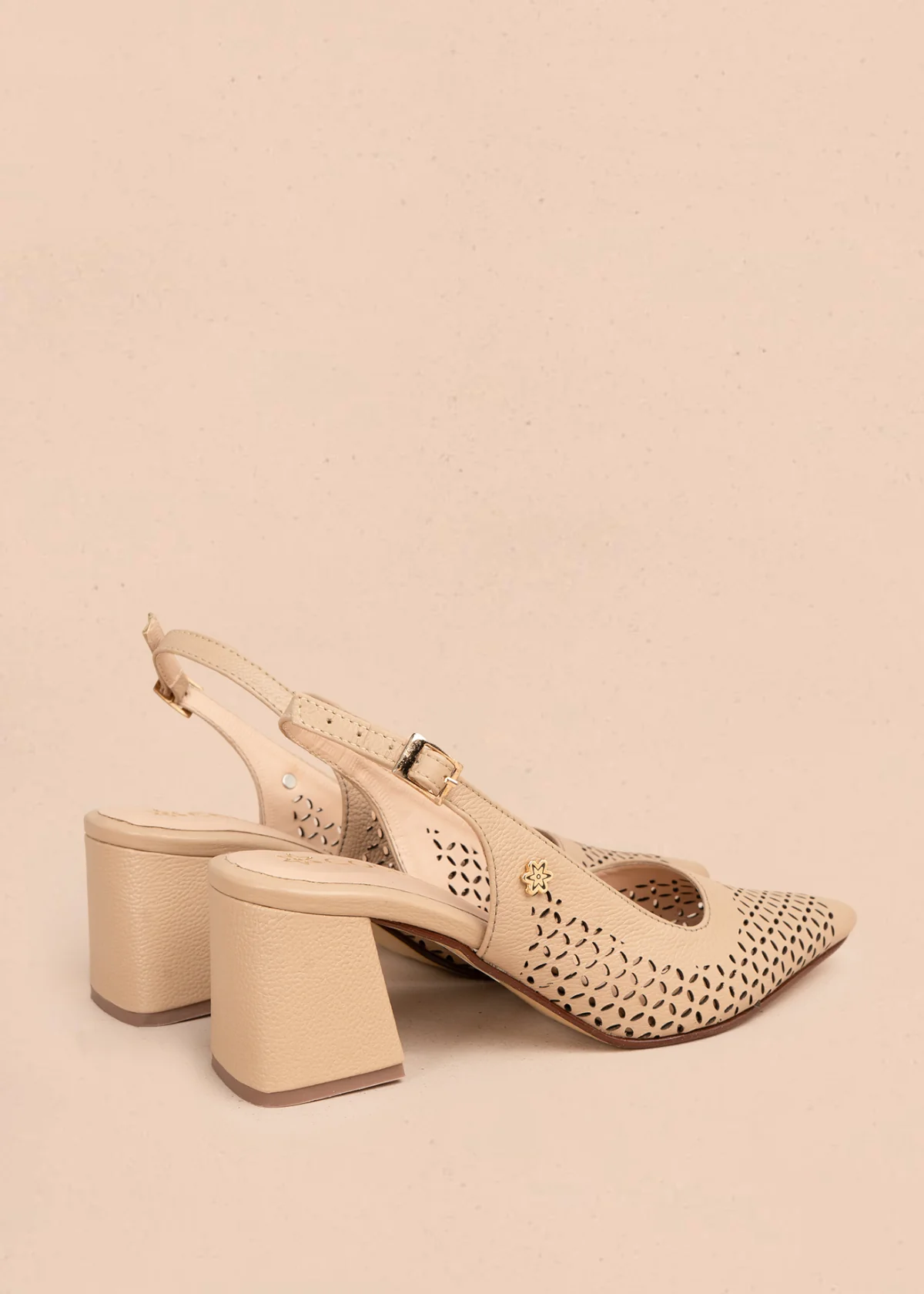 Trabilla en cuero color beige con perforaciones 106145 - Image 5
