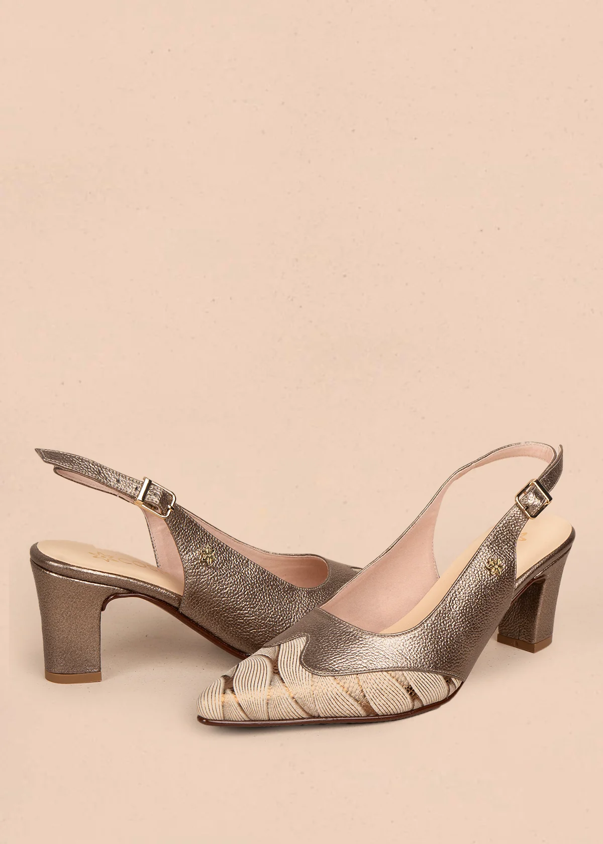 Tacones trabilla en cuero color bronce con detalles decorativos 107009 - Image 2