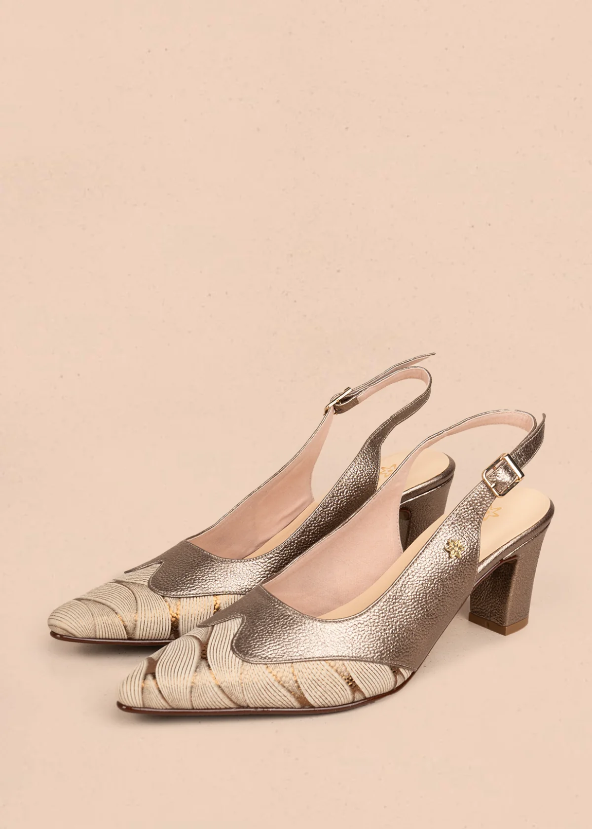 Tacones trabilla en cuero color bronce con detalles decorativos 107009 - Image 4