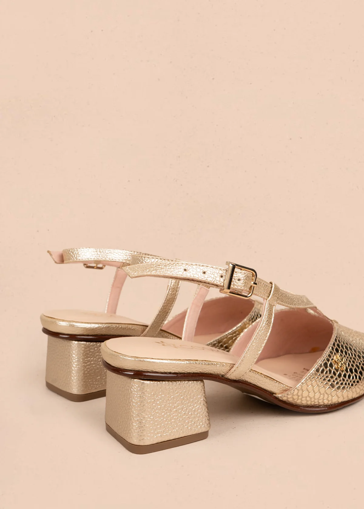Tacones trabilla en cuero color dorado con detalle en empeine 107005 - Image 4