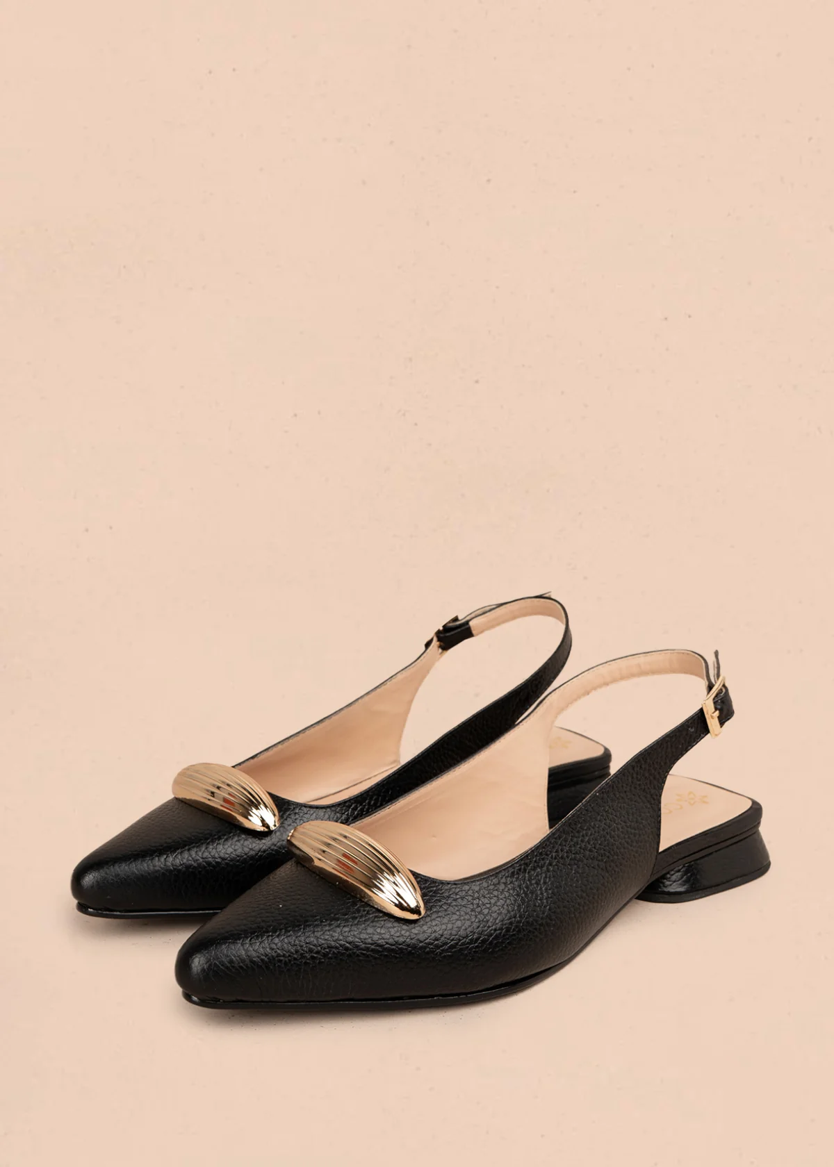 Trabilla en cuero color negro con aplique metálico dorado 106152 - Image 3