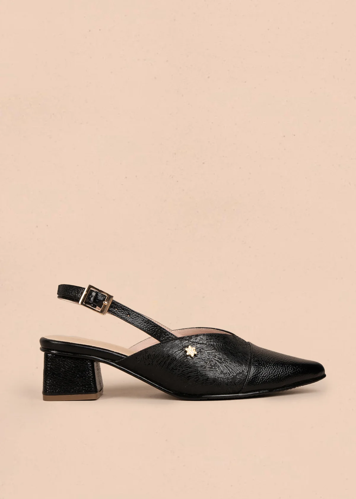 Tacones trabilla en cuero color negro 107003