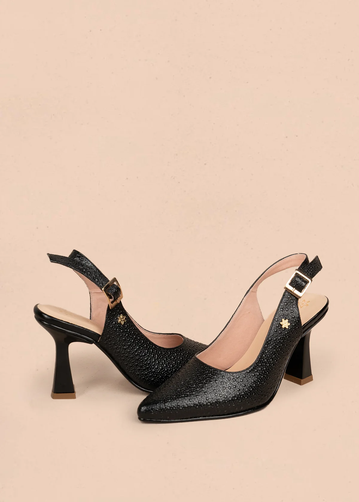 Tacones trabilla en cuero color negro con acabado texturizado 107010 - Image 5