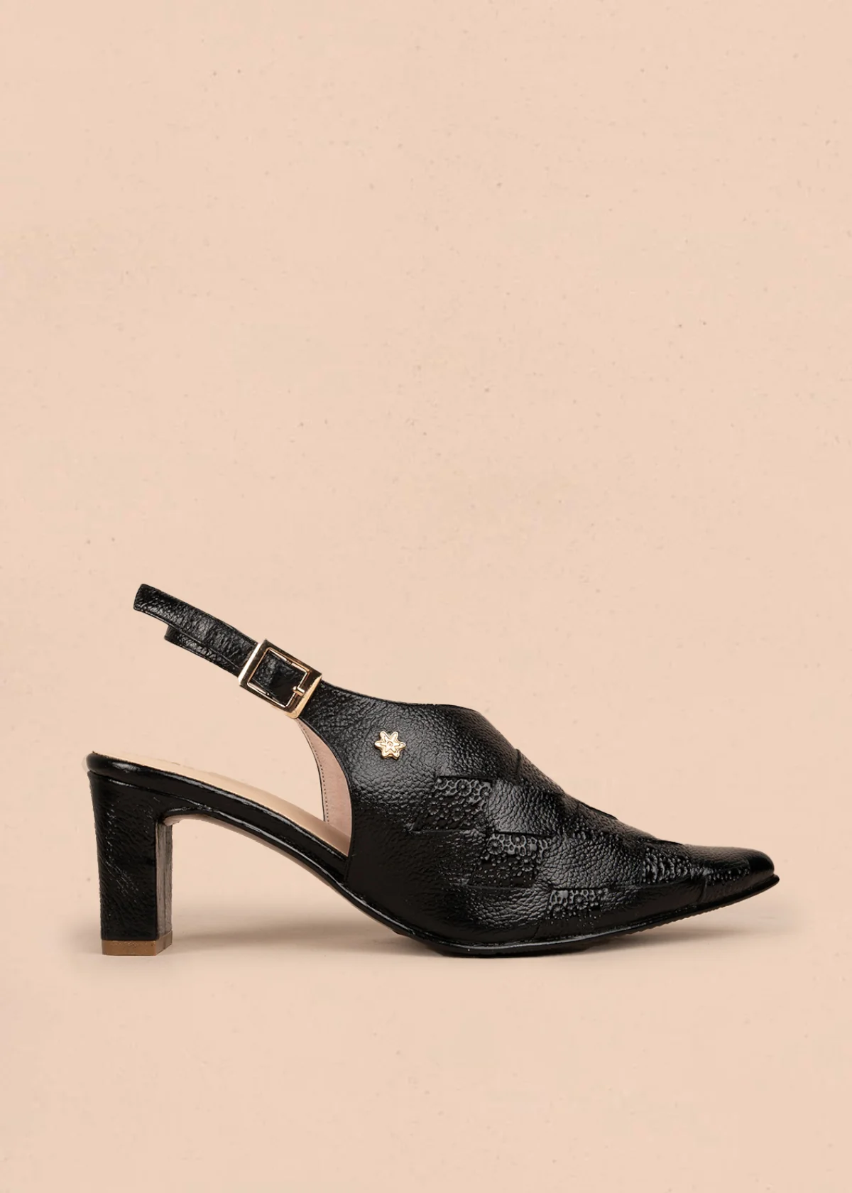 Tacones trabilla en cuero color negro con figuras en rombo 107011