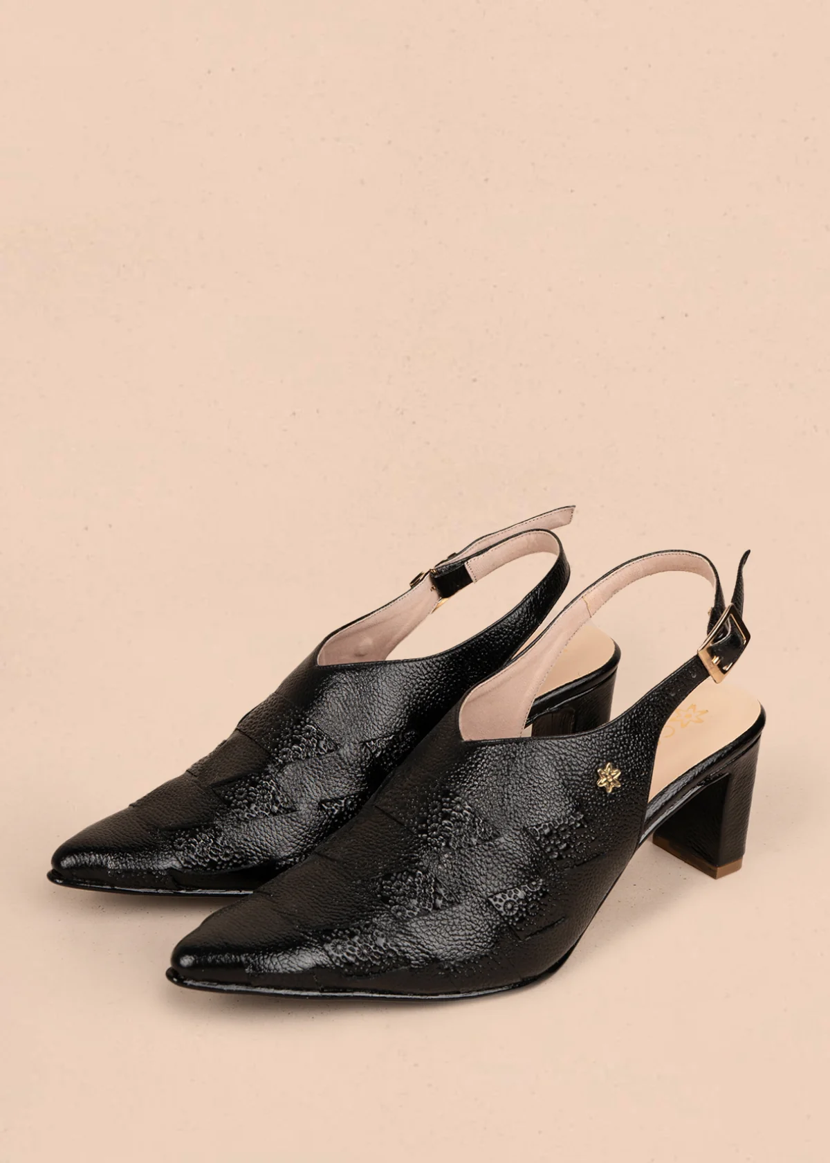 Tacones trabilla en cuero color negro con figuras en rombo 107011 - Image 2