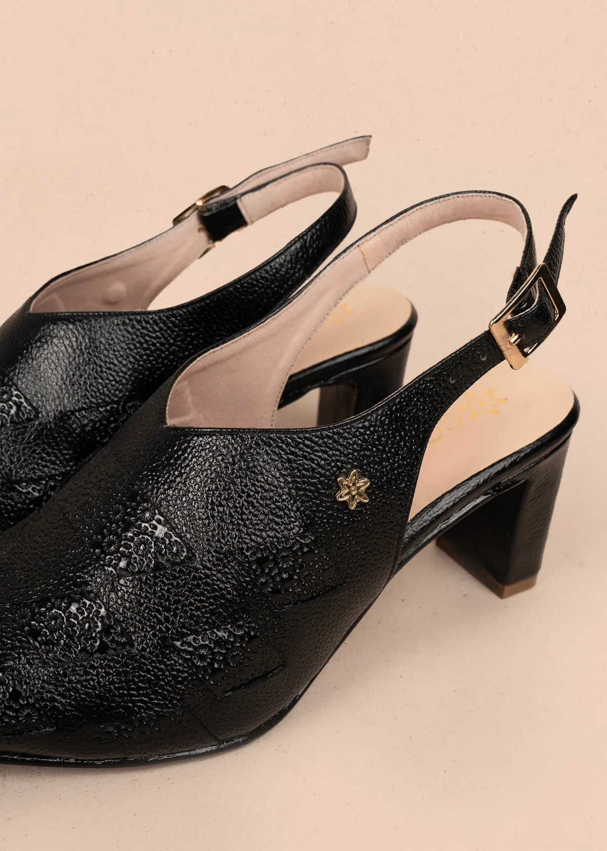Tacones trabilla en cuero color negro con figuras en rombo 107011 - Image 3