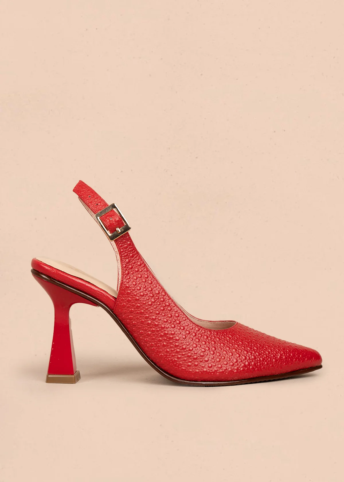 Tacones trabilla en cuero color rojo con acabado texturizado 107010