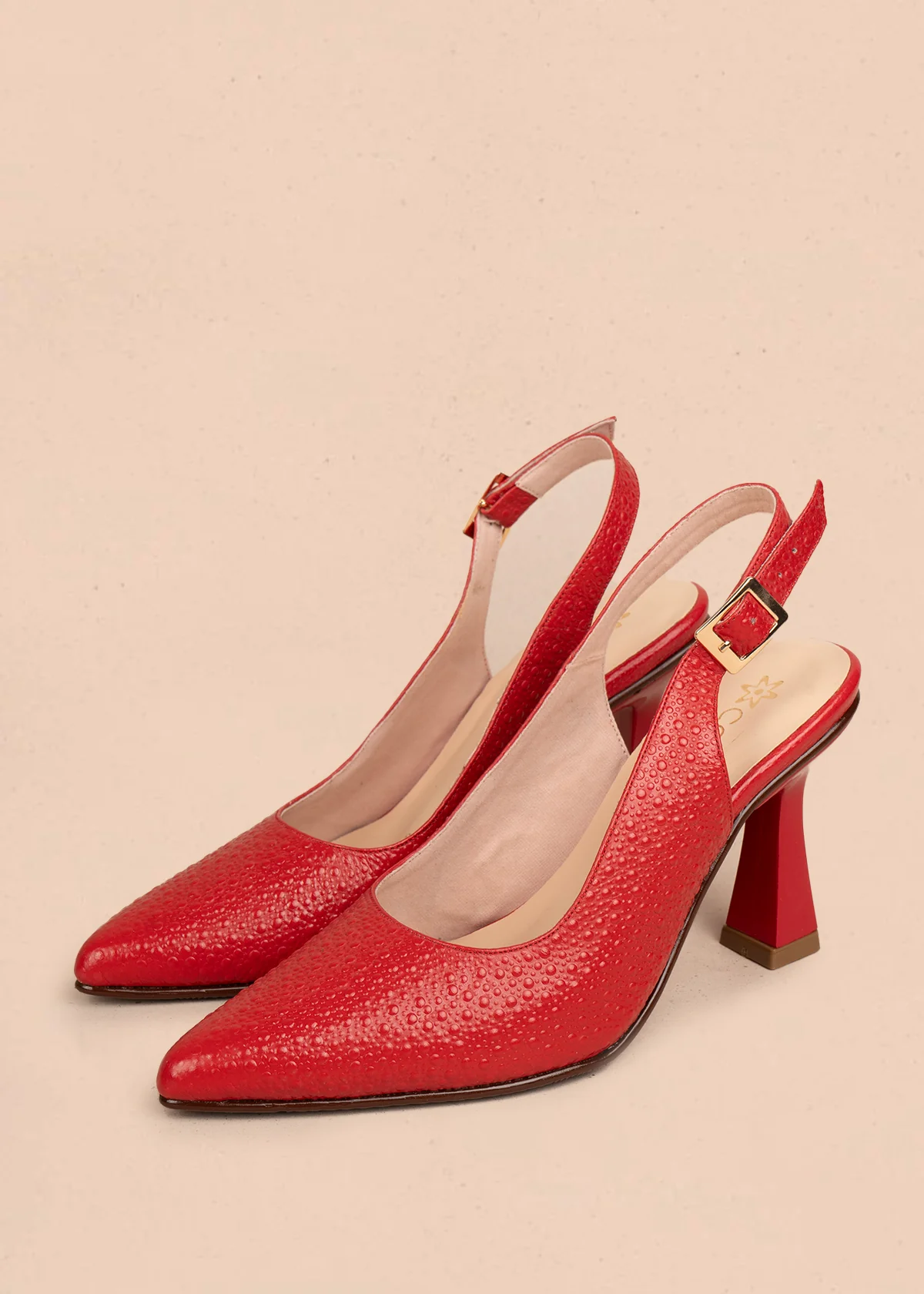 Tacones trabilla en cuero color rojo con acabado texturizado 107010 - Image 2
