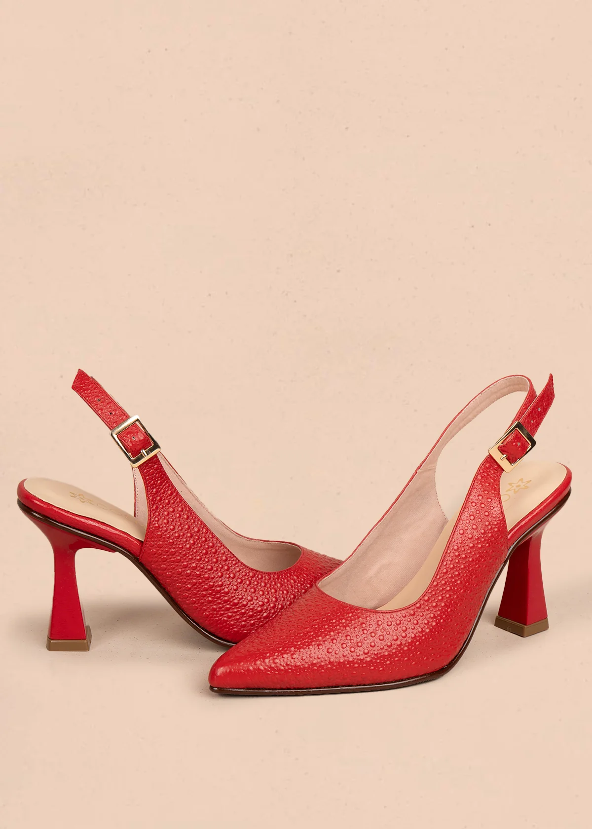 Tacones trabilla en cuero color rojo con acabado texturizado 107010 - Image 3