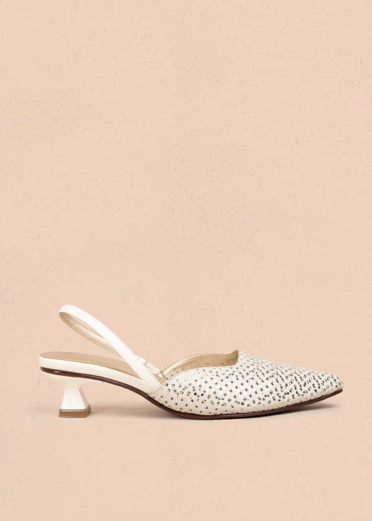 Tacones trabilla en cuero con folia color talco y tacón copa 105924