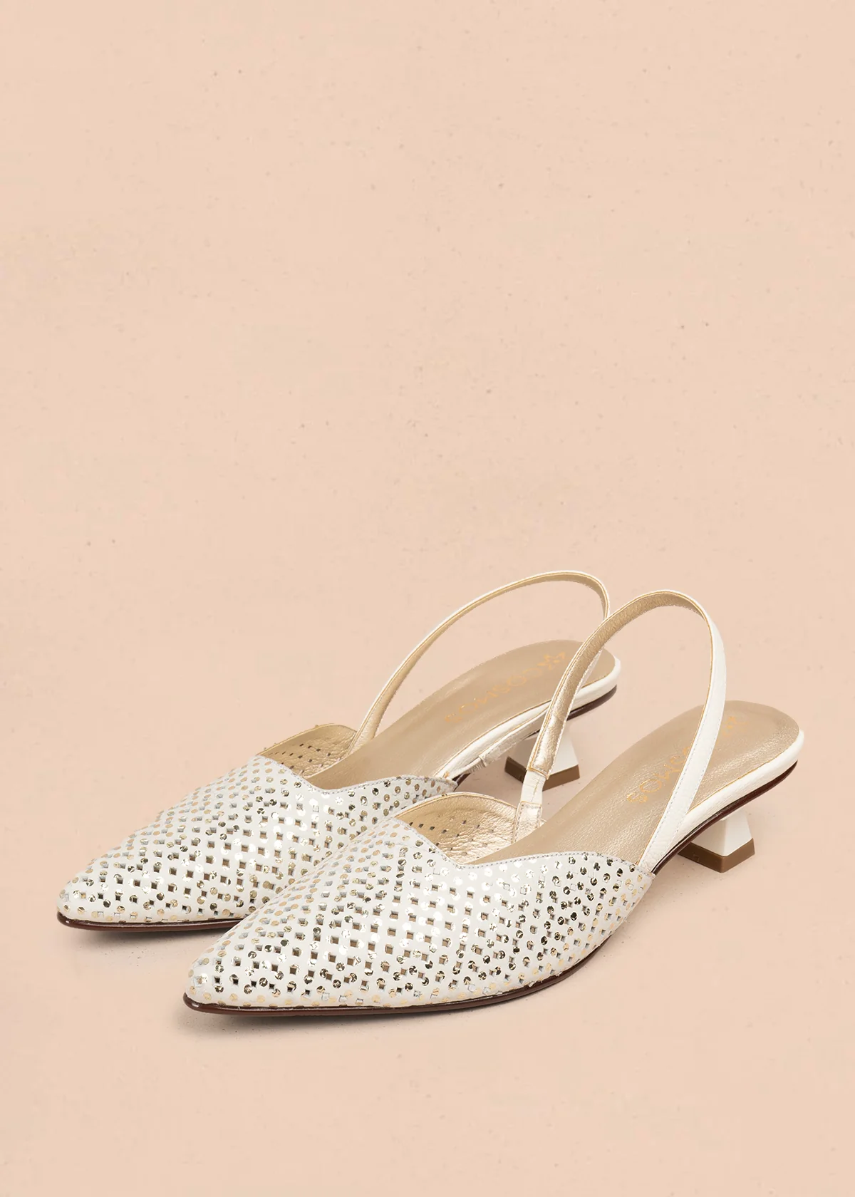 Tacones trabilla en cuero con folia color talco y tacón copa 105924 - Image 4