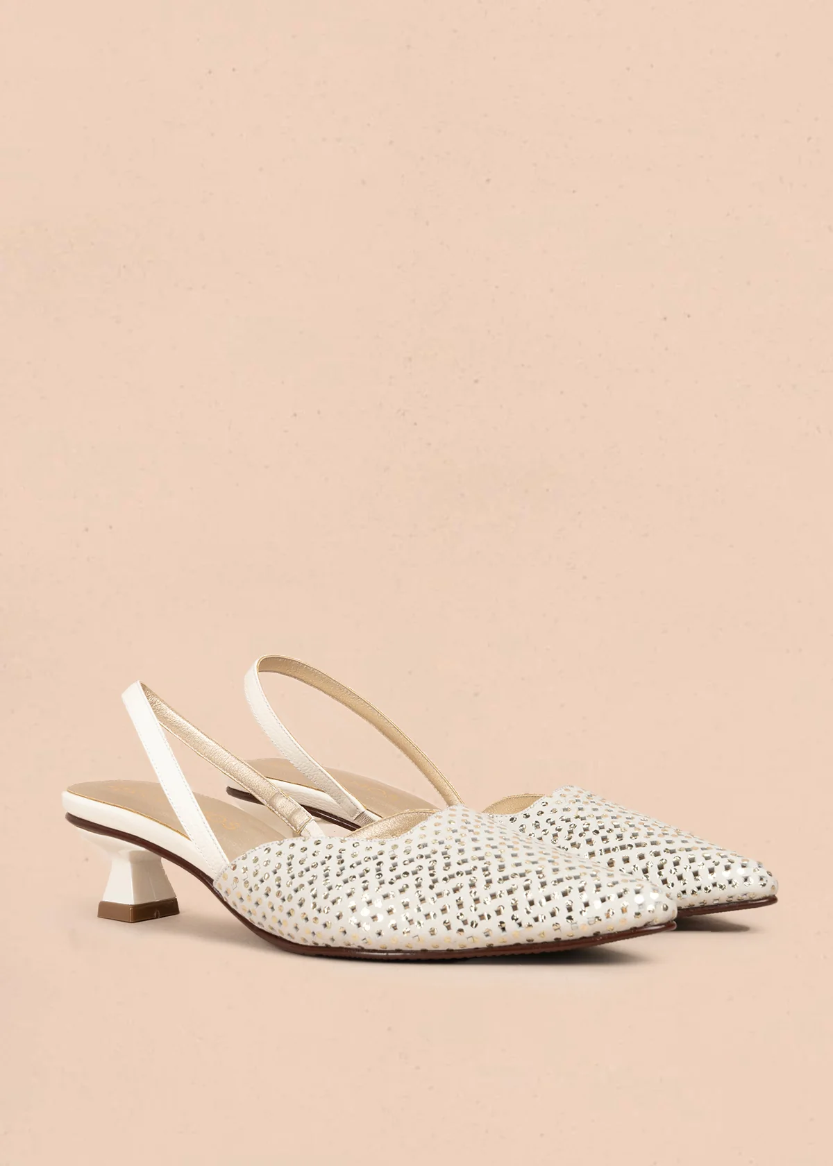 Tacones trabilla en cuero con folia color talco y tacón copa 105924 - Image 6
