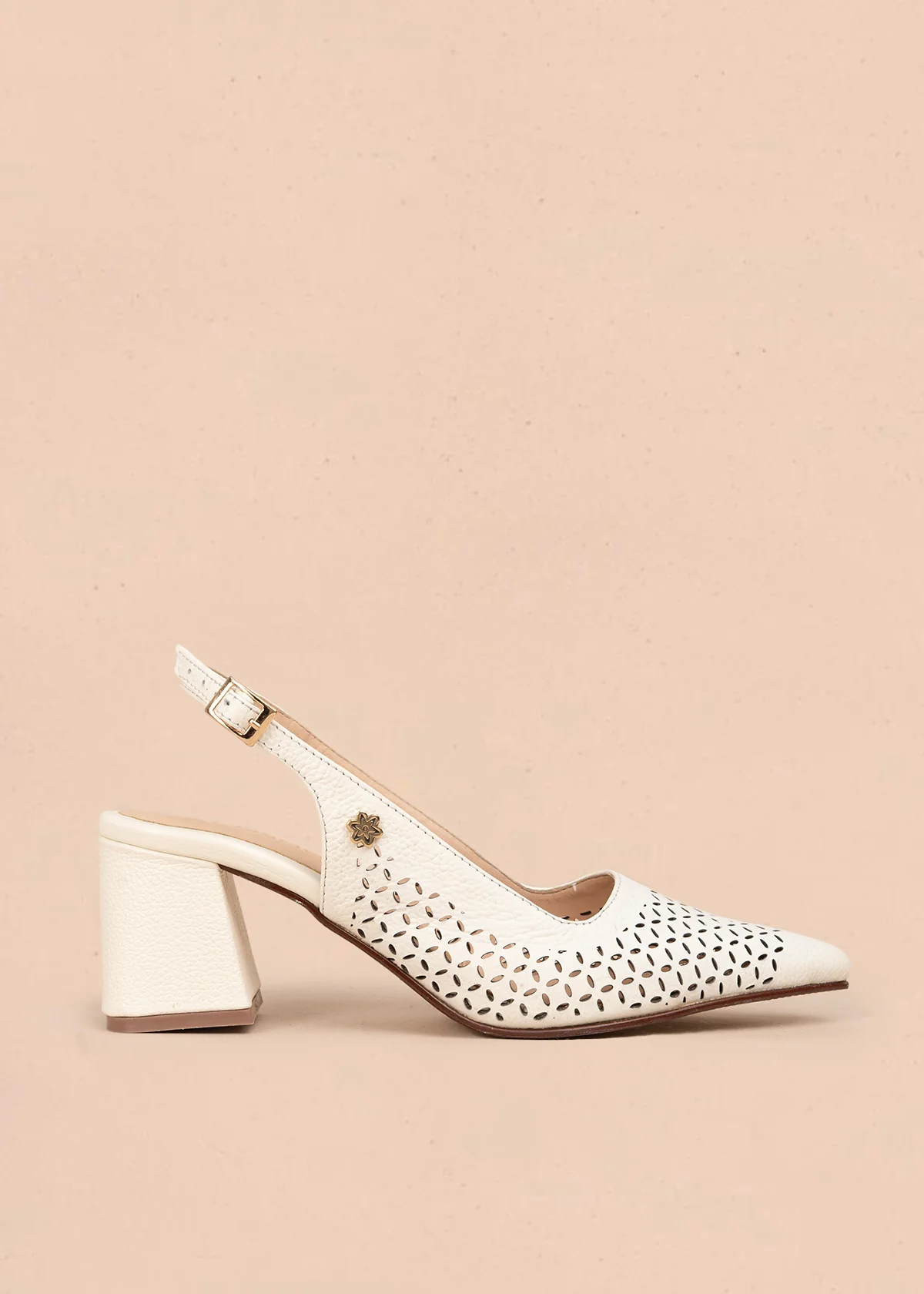 Trabilla en cuero color talco con perforaciones 106145