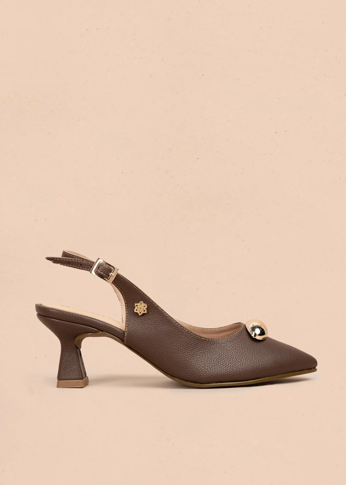 Tacones trabilla color miel con detalle metálico 106097