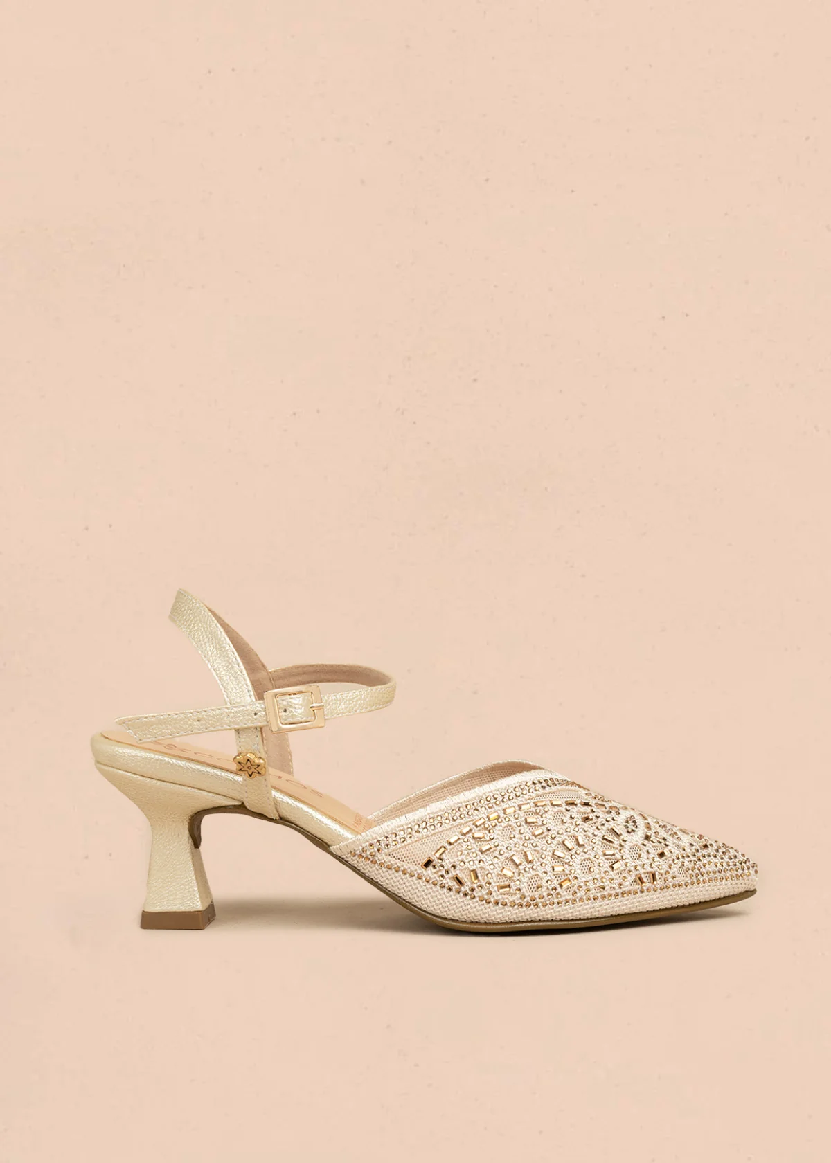 Tacones trabilla color dorado con piedras decorativas 106524