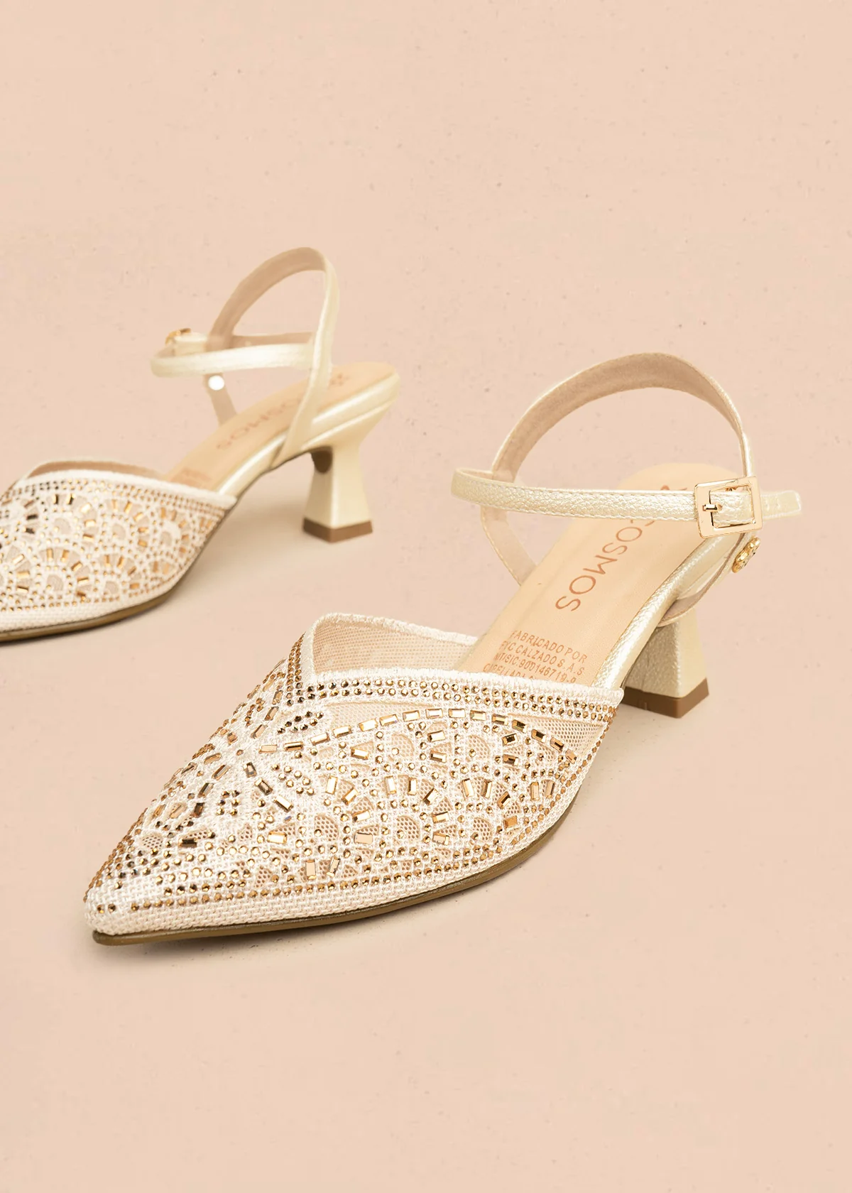 Tacones trabilla color dorado con piedras decorativas 106524 - Image 2
