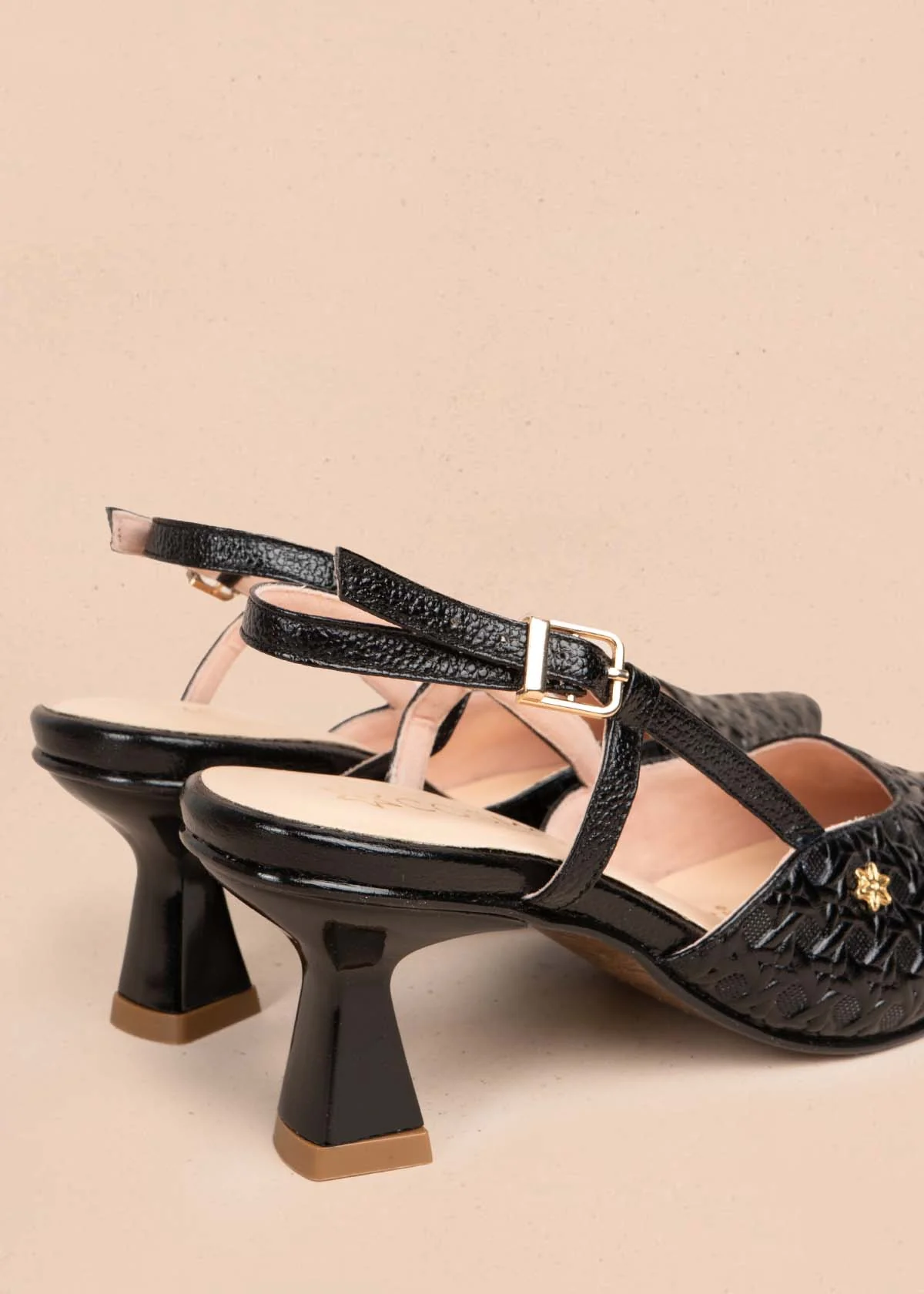 Tacones trabilla en cuero color negro con tacón copa 105927 - Image 5