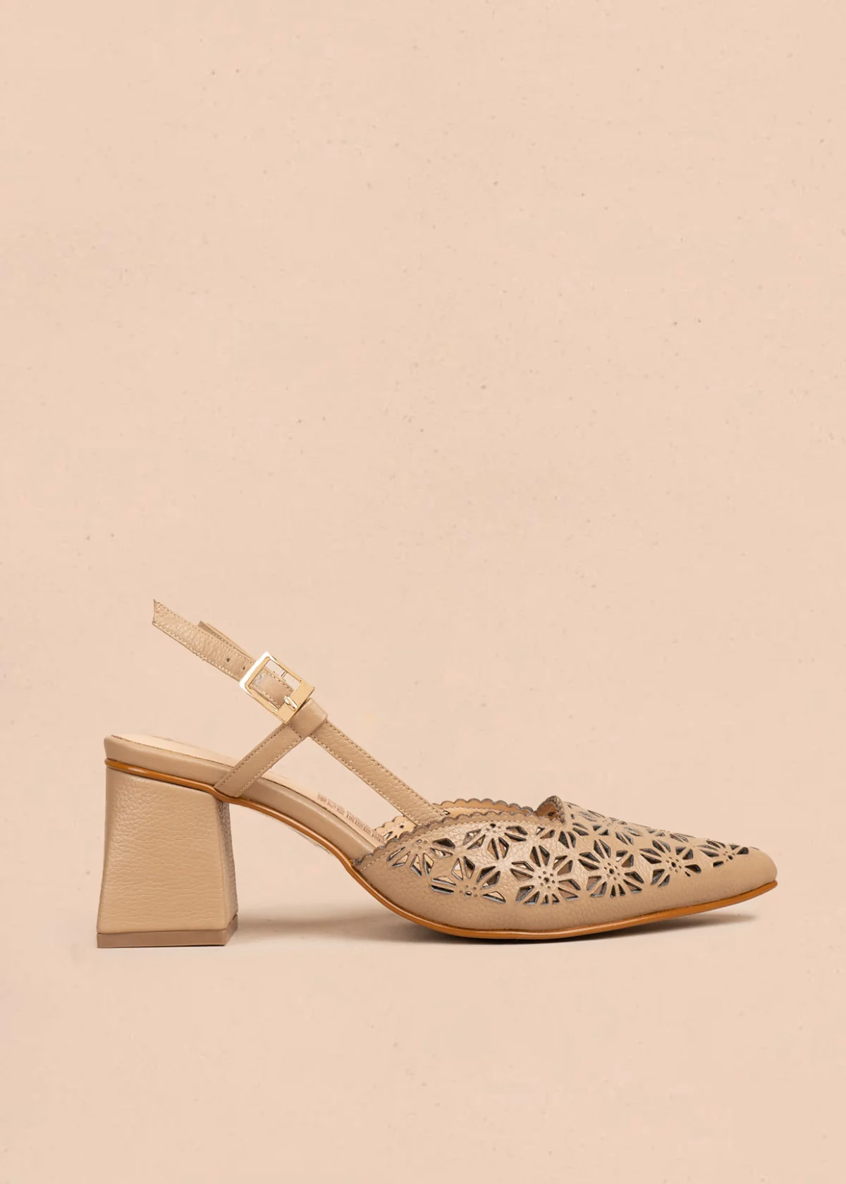 Tacones trabilla en cuero color arena con perforaciones florales 106512