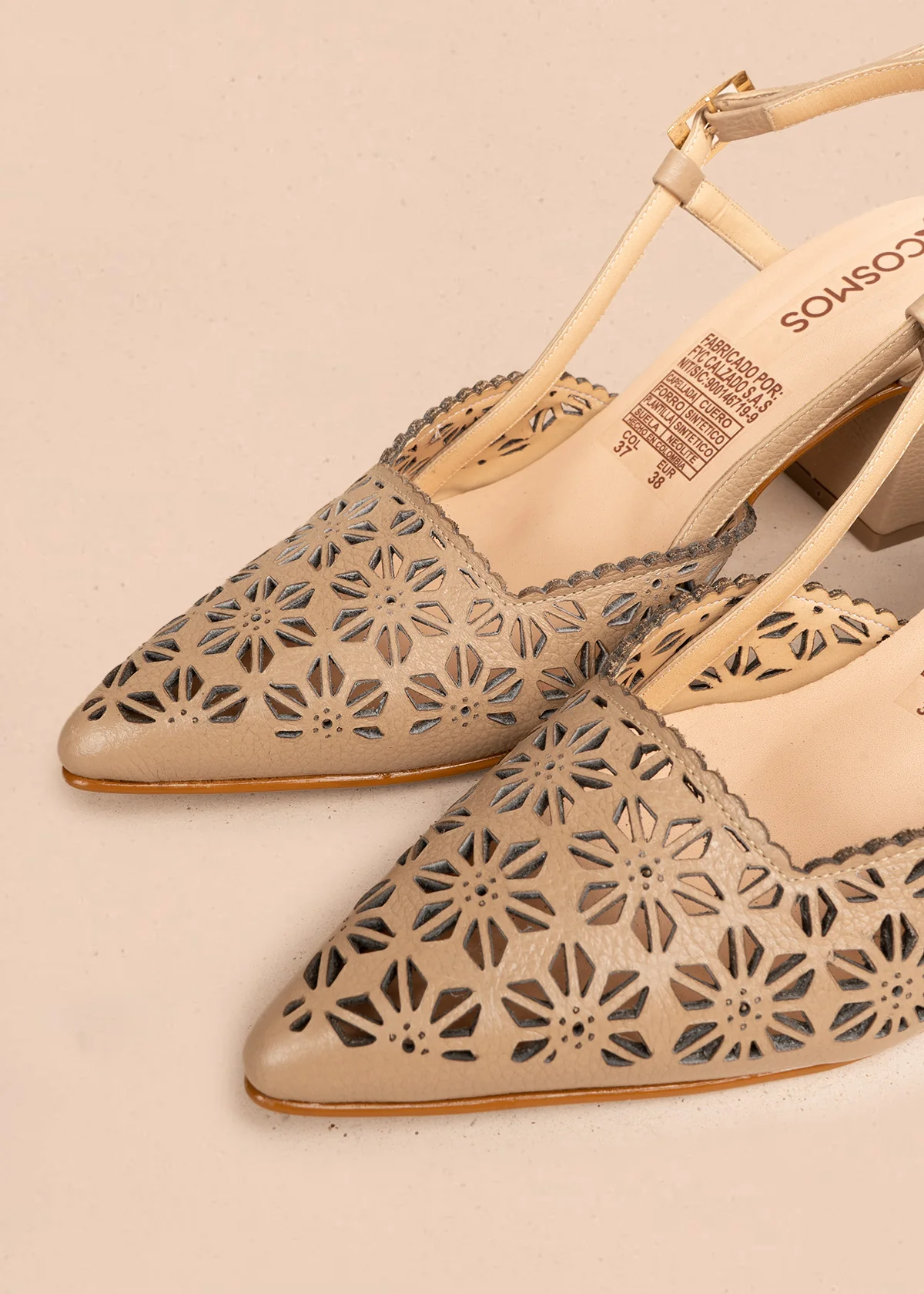 Tacones trabilla en cuero color arena con perforaciones florales 106512 - Image 4