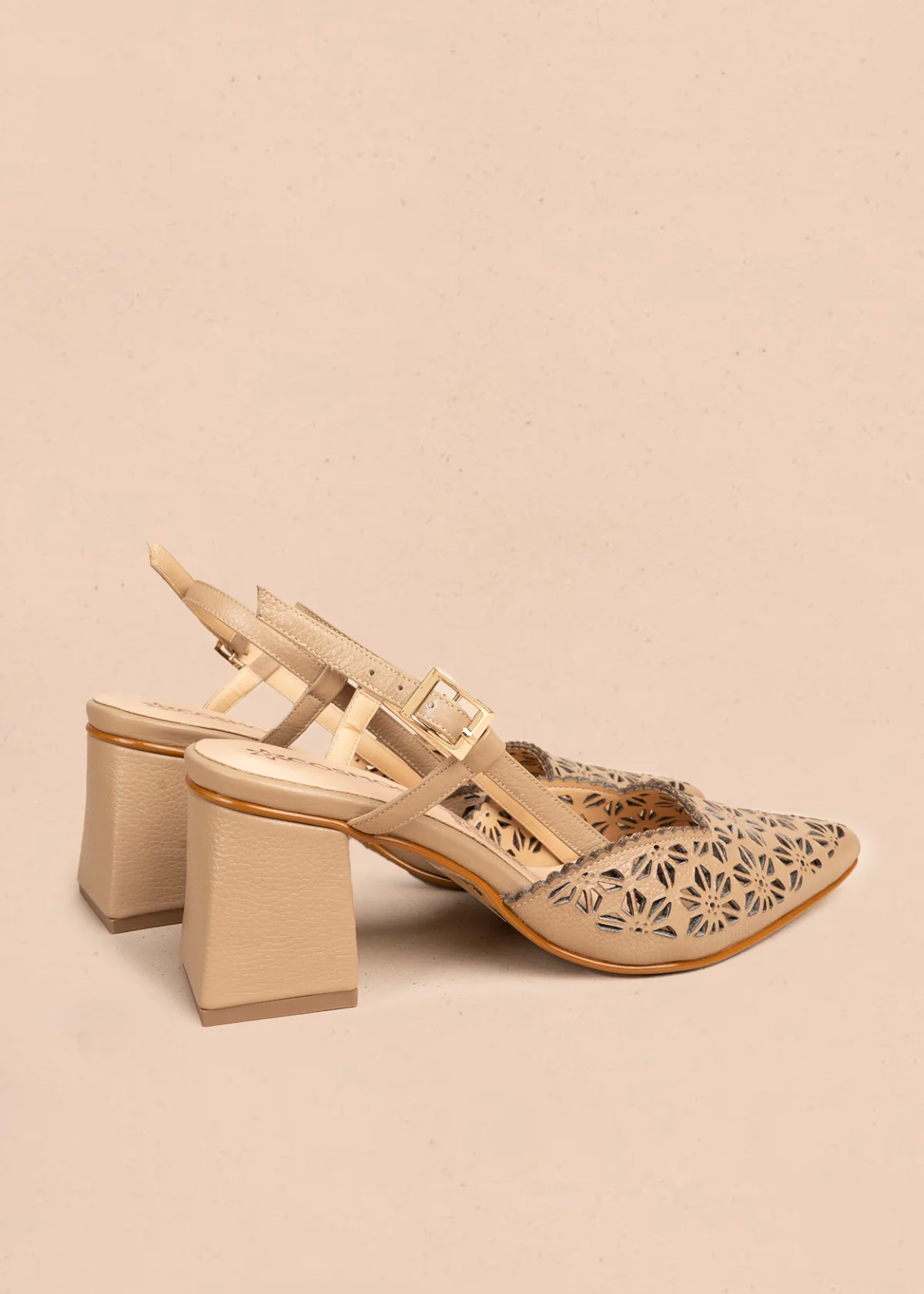 Tacones trabilla en cuero color arena con perforaciones florales 106512 - Image 5