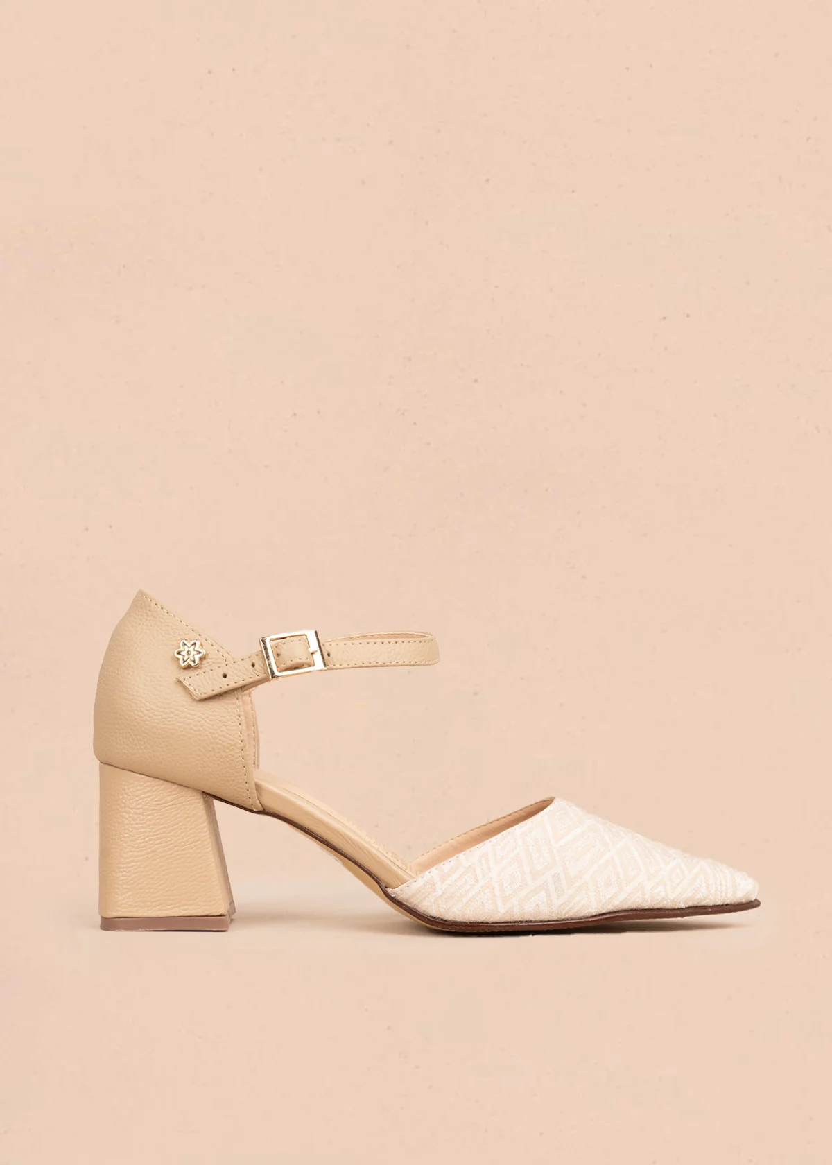 Tacones trabilla en cuero color beige con texturizado 106147