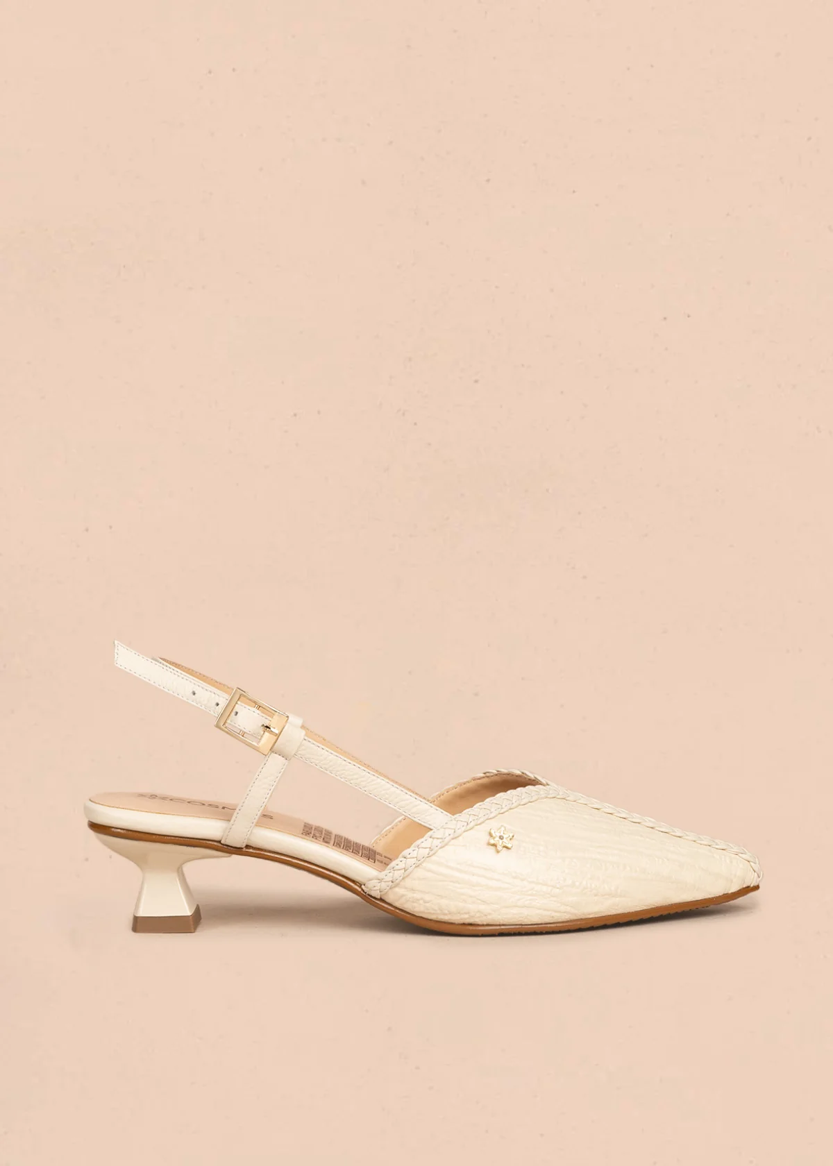 Tacones trabilla de cuero color beige con trenzado decorativo 106504