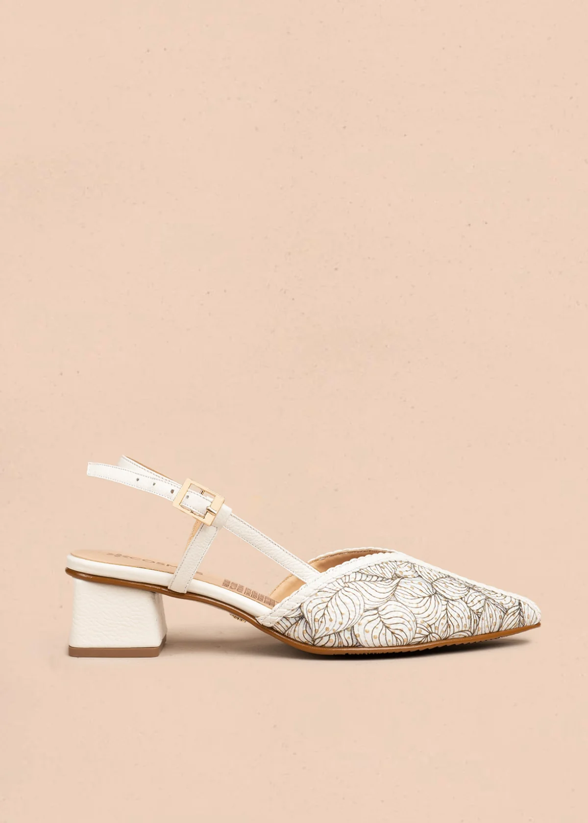 Tacones trabilla en cuero color blanco con detalle floral 106505