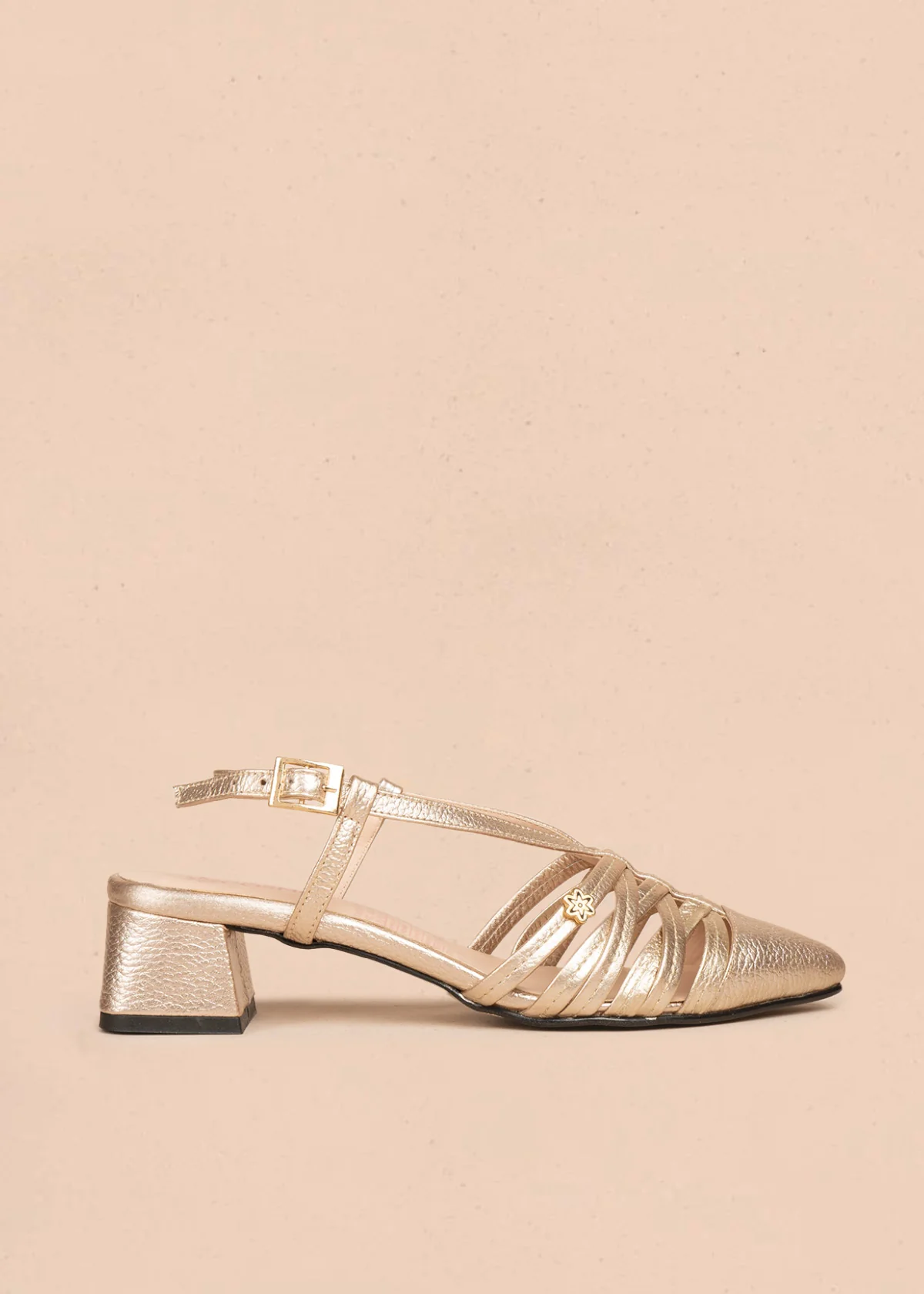 Tacones trabilla en cuero color champaña con tiras delgadas 106550