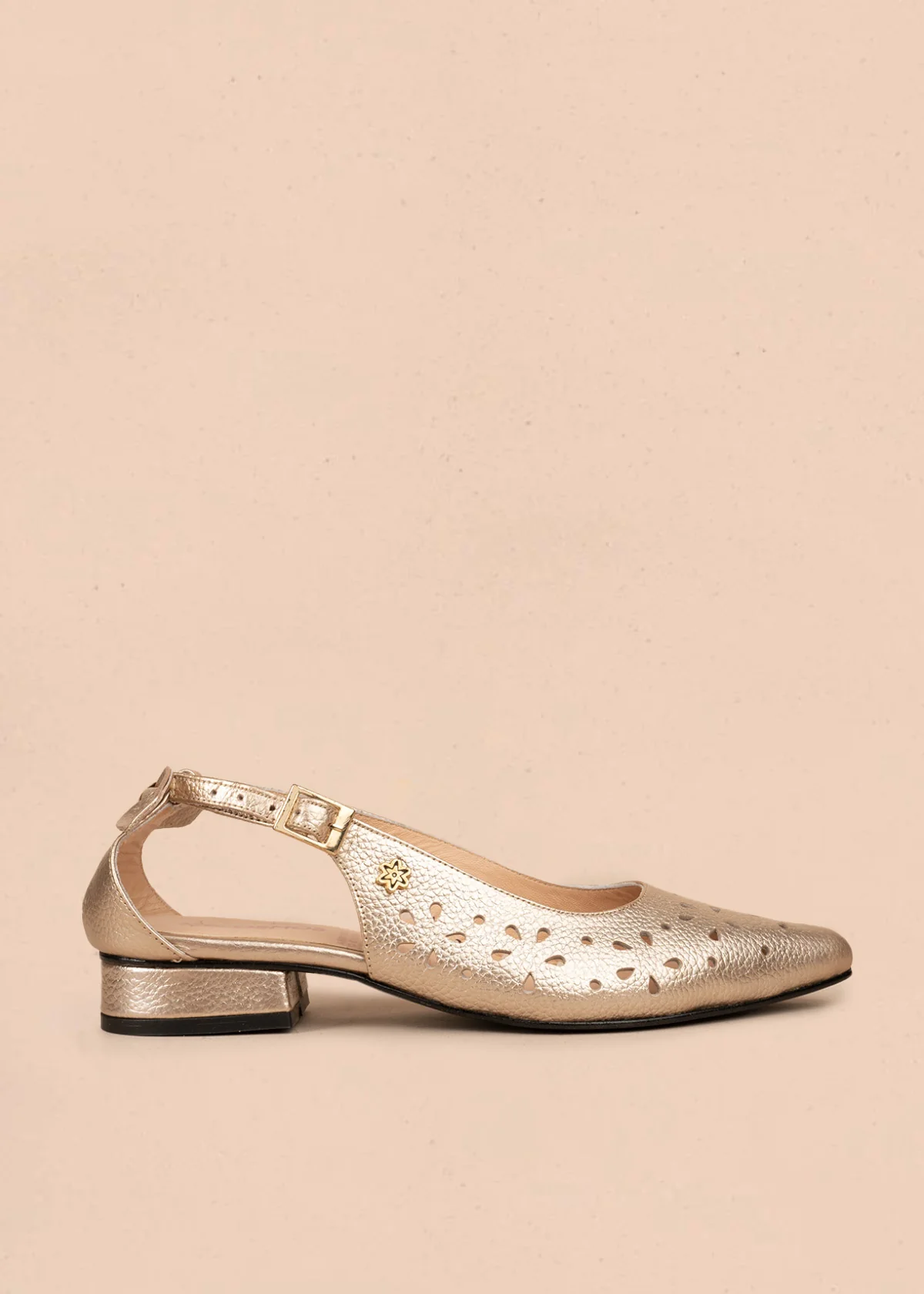 Tacones trabilla en cuero color champaña con perforaciones florales 106560