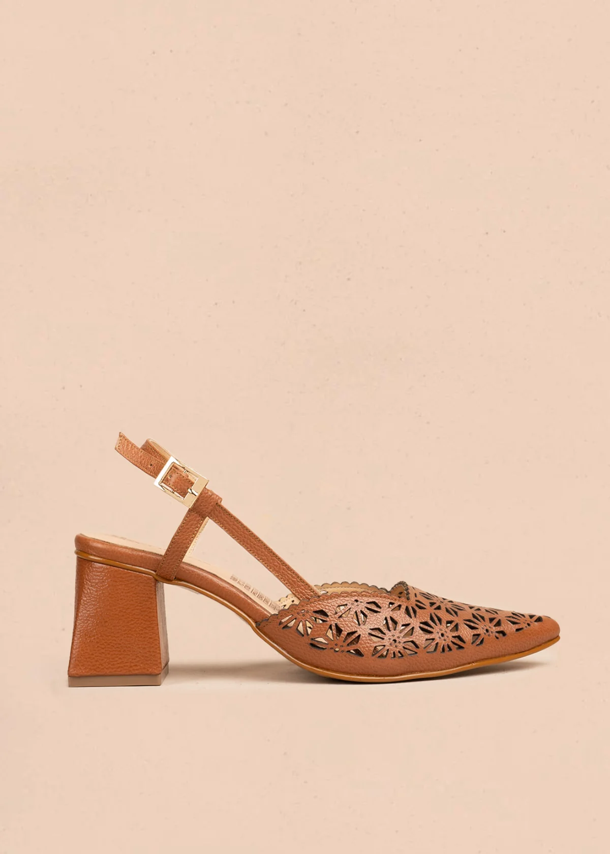 Tacones trabilla en cuero color miel con perforaciones florales 106512