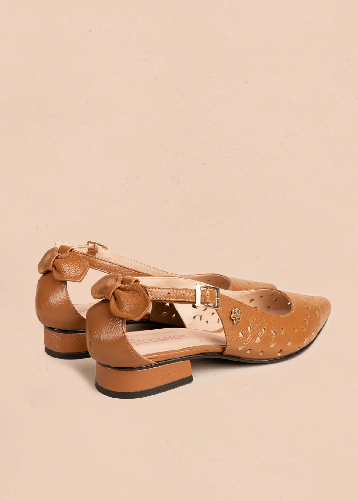 Tacones trabilla en cuero color miel con perforaciones florales 106560 - Image 4