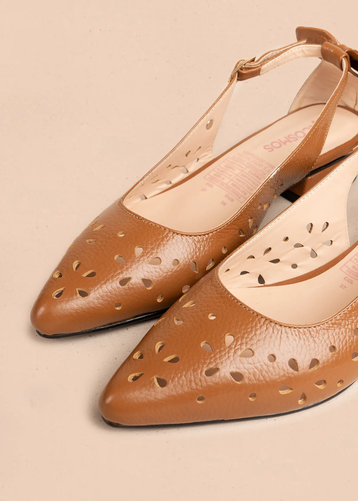 Tacones trabilla en cuero color miel con perforaciones florales 106560 - Image 6
