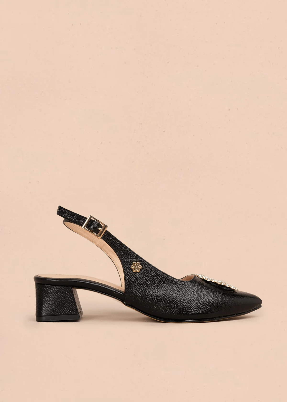 Tacones trabilla en cuero color negro con aplique de pedrería 106149