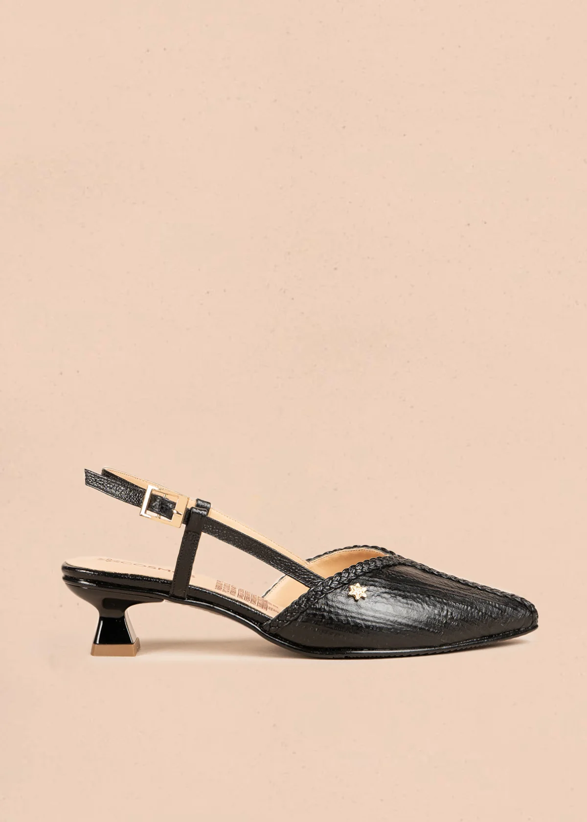 Tacones trabilla de cuero color negro con trenzado decorativo 106504