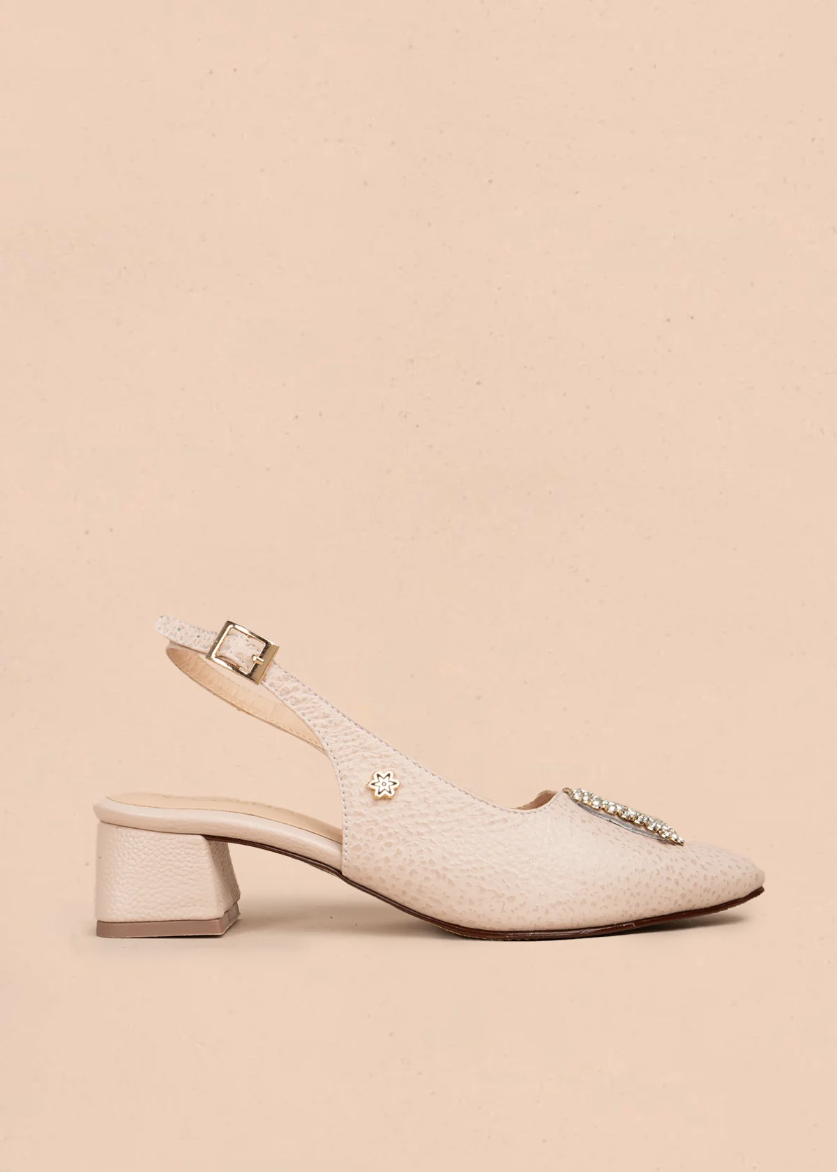 Tacones trabilla en cuero color nude con aplique de pedrería 106149