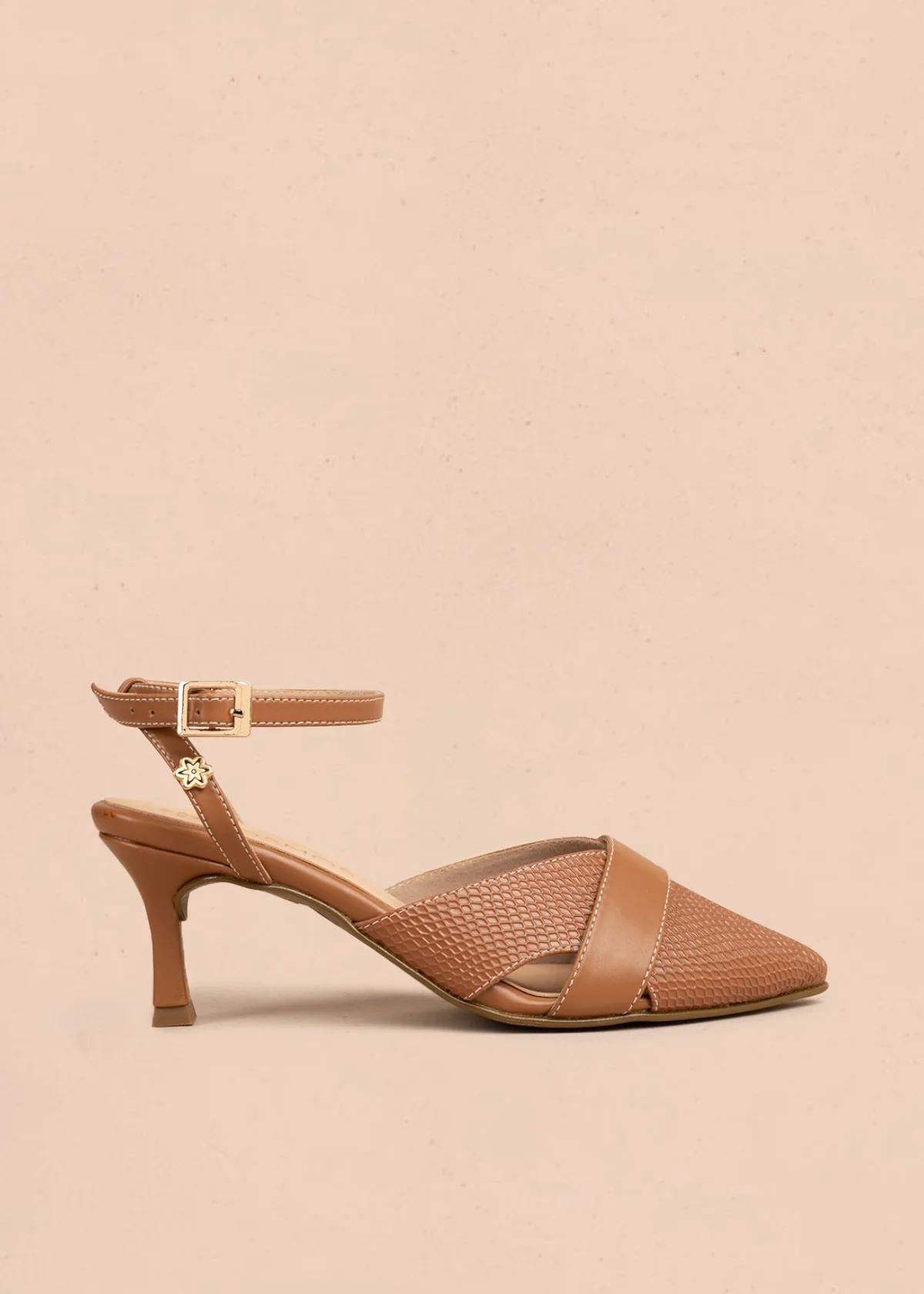 Tacones trabilla color miel con textura croco 106532