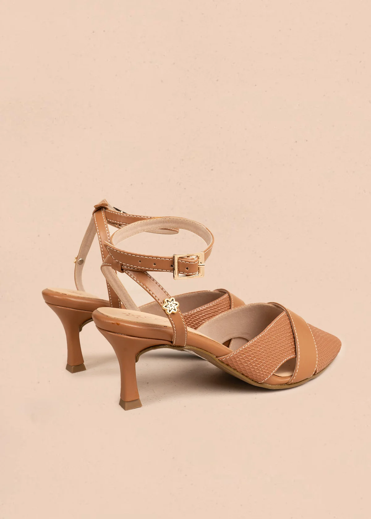 Tacones trabilla color miel con textura croco 106532 - Image 5