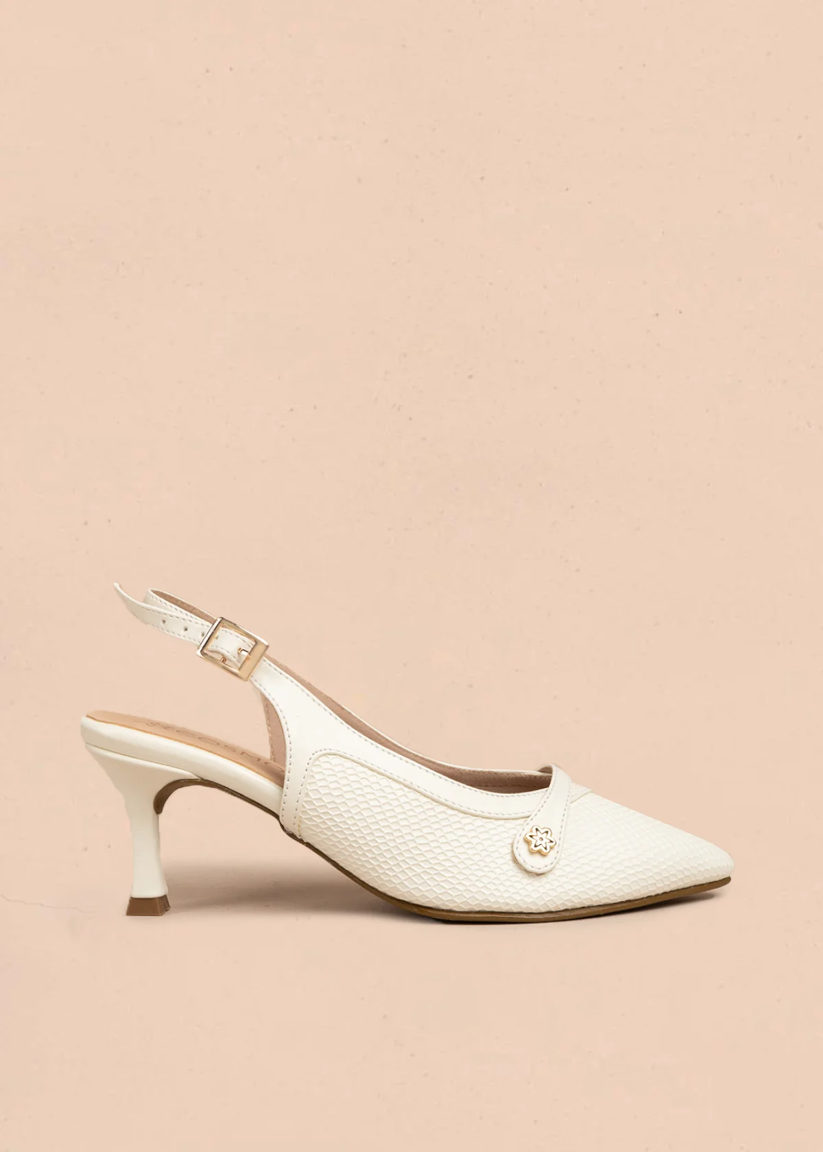 Tacones trabilla color talco con tira y tacón medio 106531