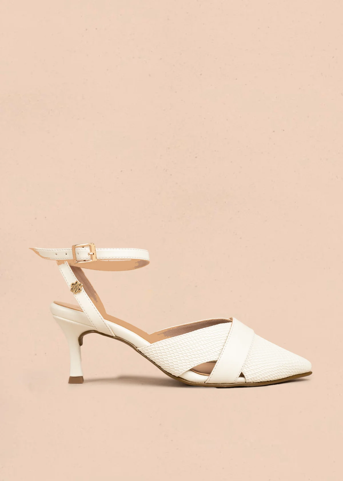Tacones trabilla color talco con textura croco 106532