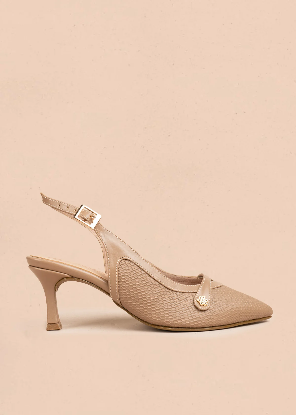 Tacones trabilla color taupe con tira y tacón medio 106531