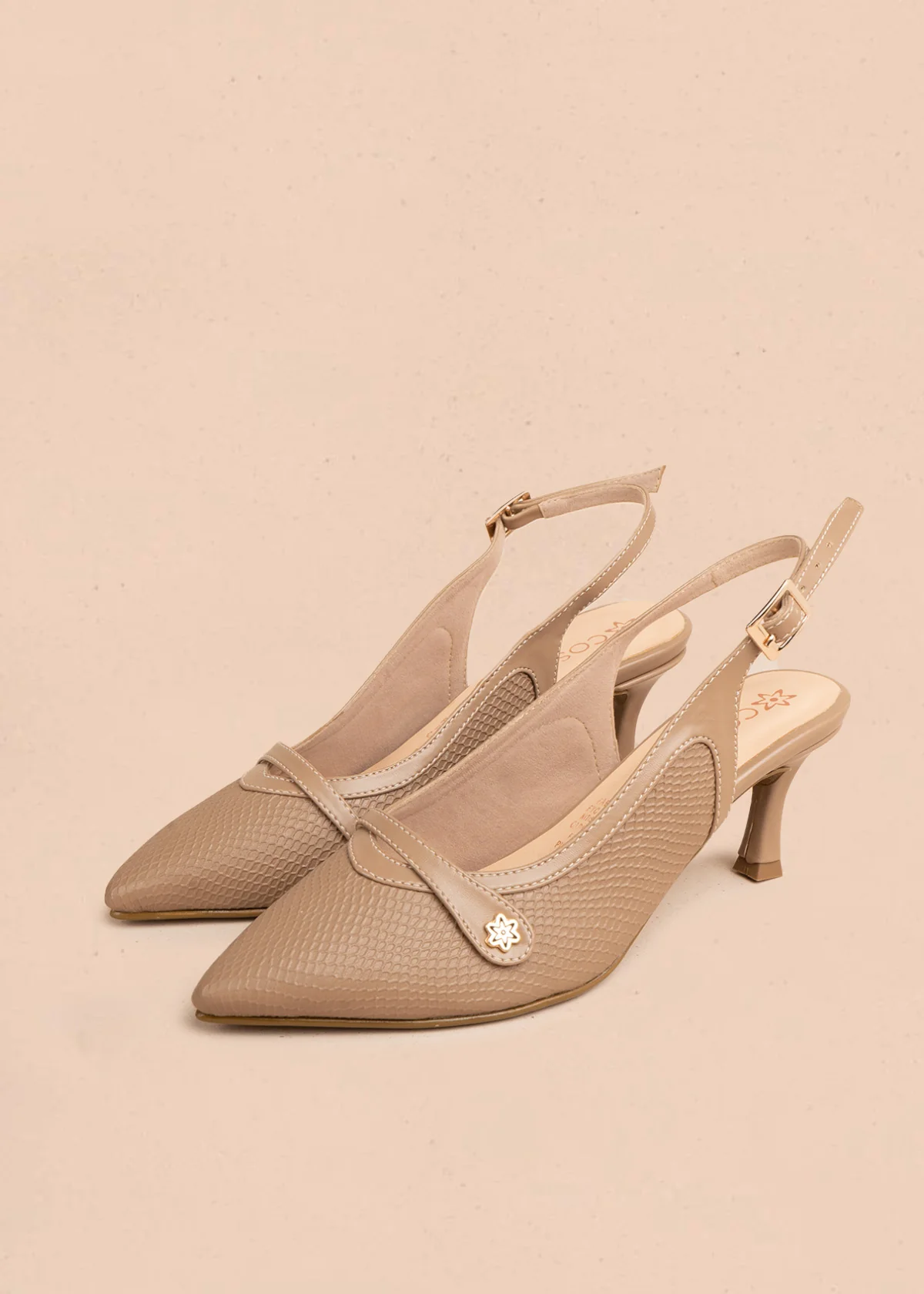Tacones trabilla color taupe con tira y tacón medio 106531 - Image 2