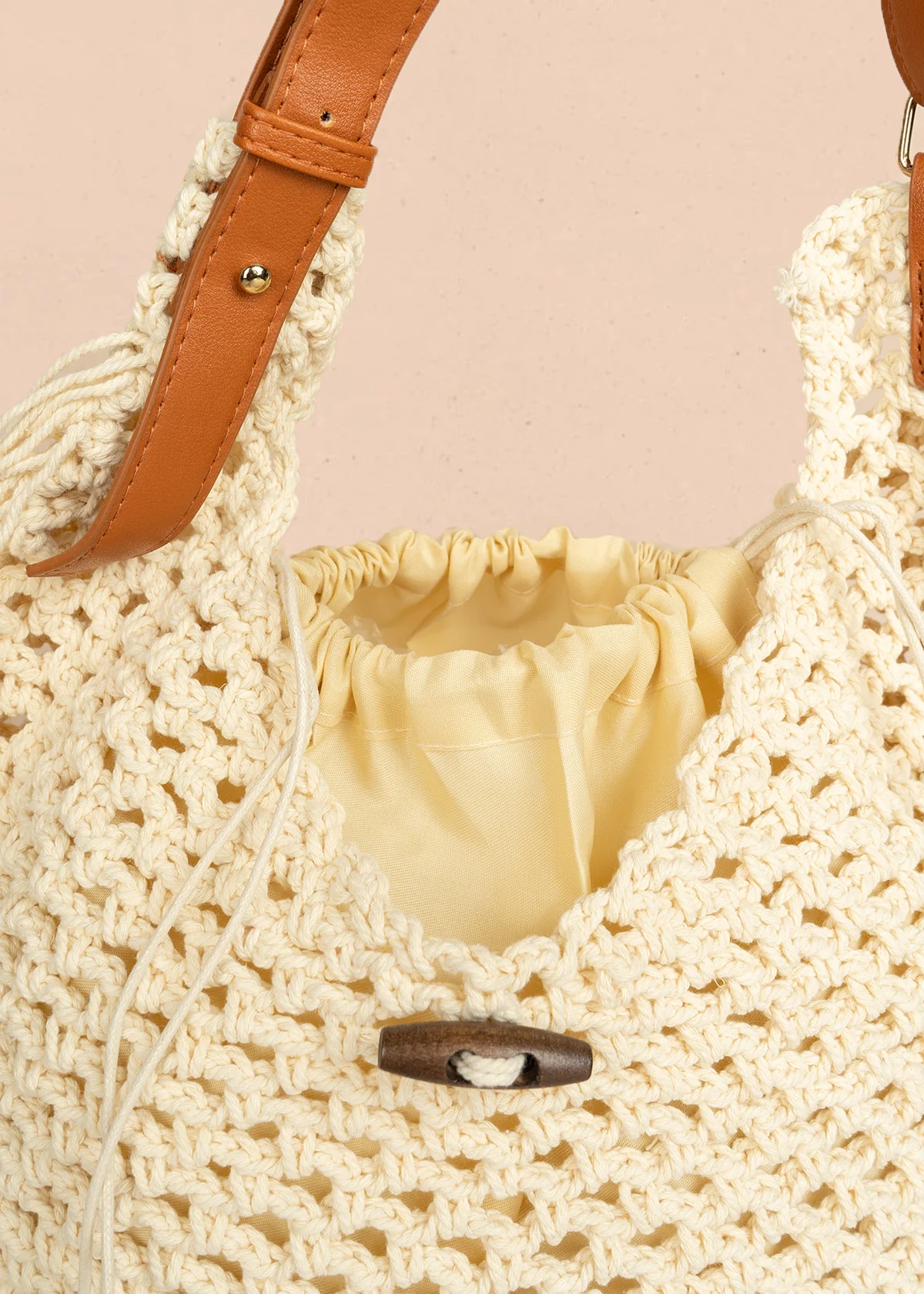 Bolso tipo tula color beige con flecos y silueta hobo 106572 - Image 2