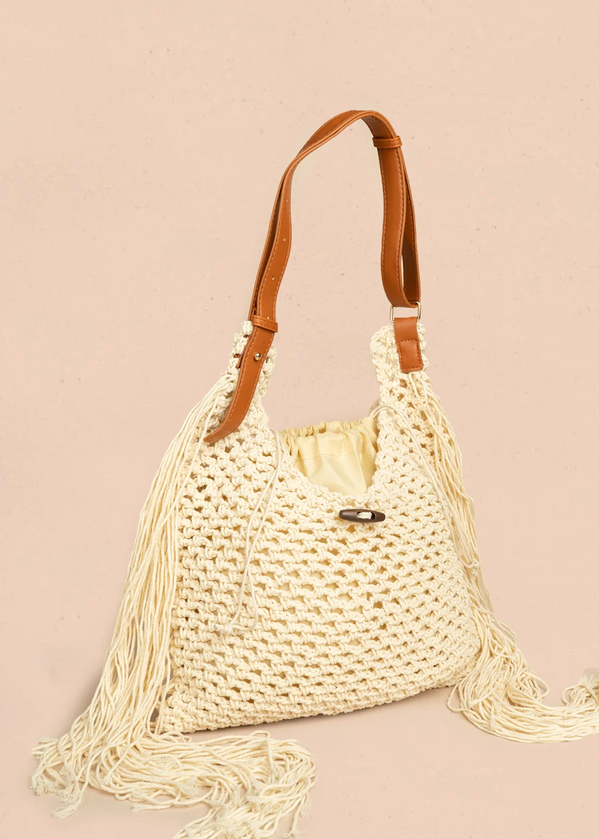Bolso tipo tula color beige con flecos y silueta hobo 106572 - Image 3