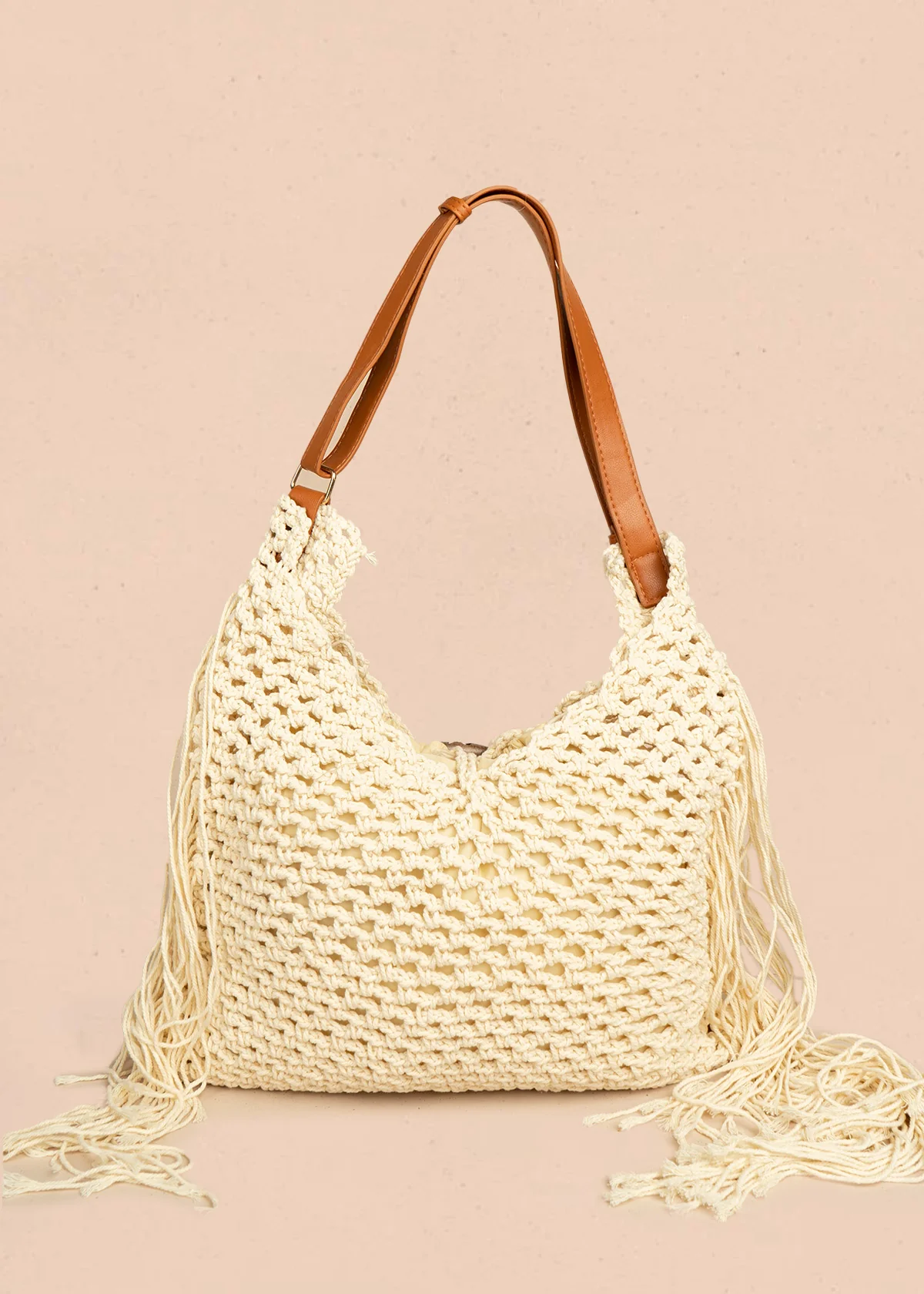 Bolso tipo tula color beige con flecos y silueta hobo 106572 - Image 4
