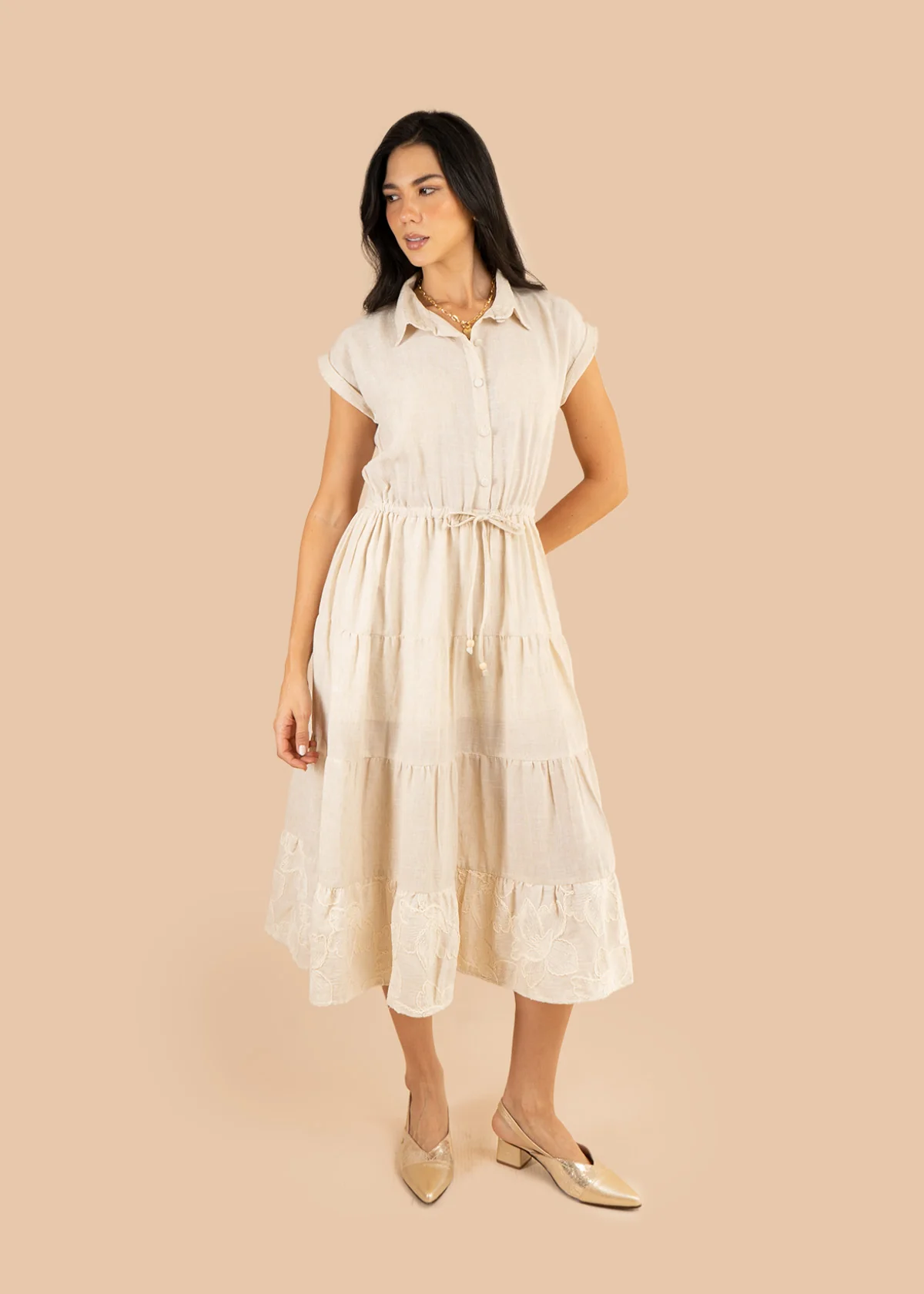 Vestido tipo midi color beige con bordado de flores 106222