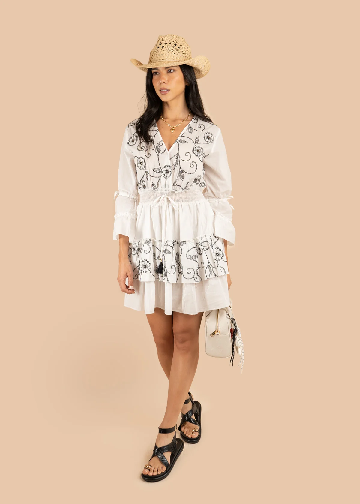 Vestido corto color blanco con bordado y resorte en cintura 106224